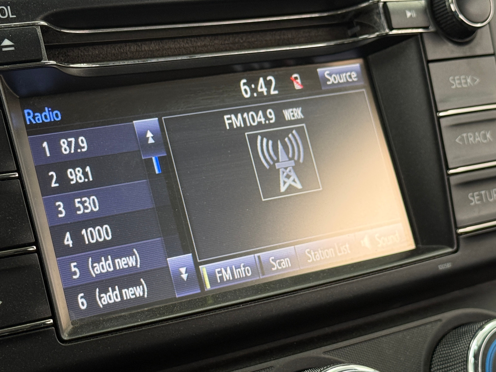 Thumbnail: 2018 Toyota RAV4 - 4