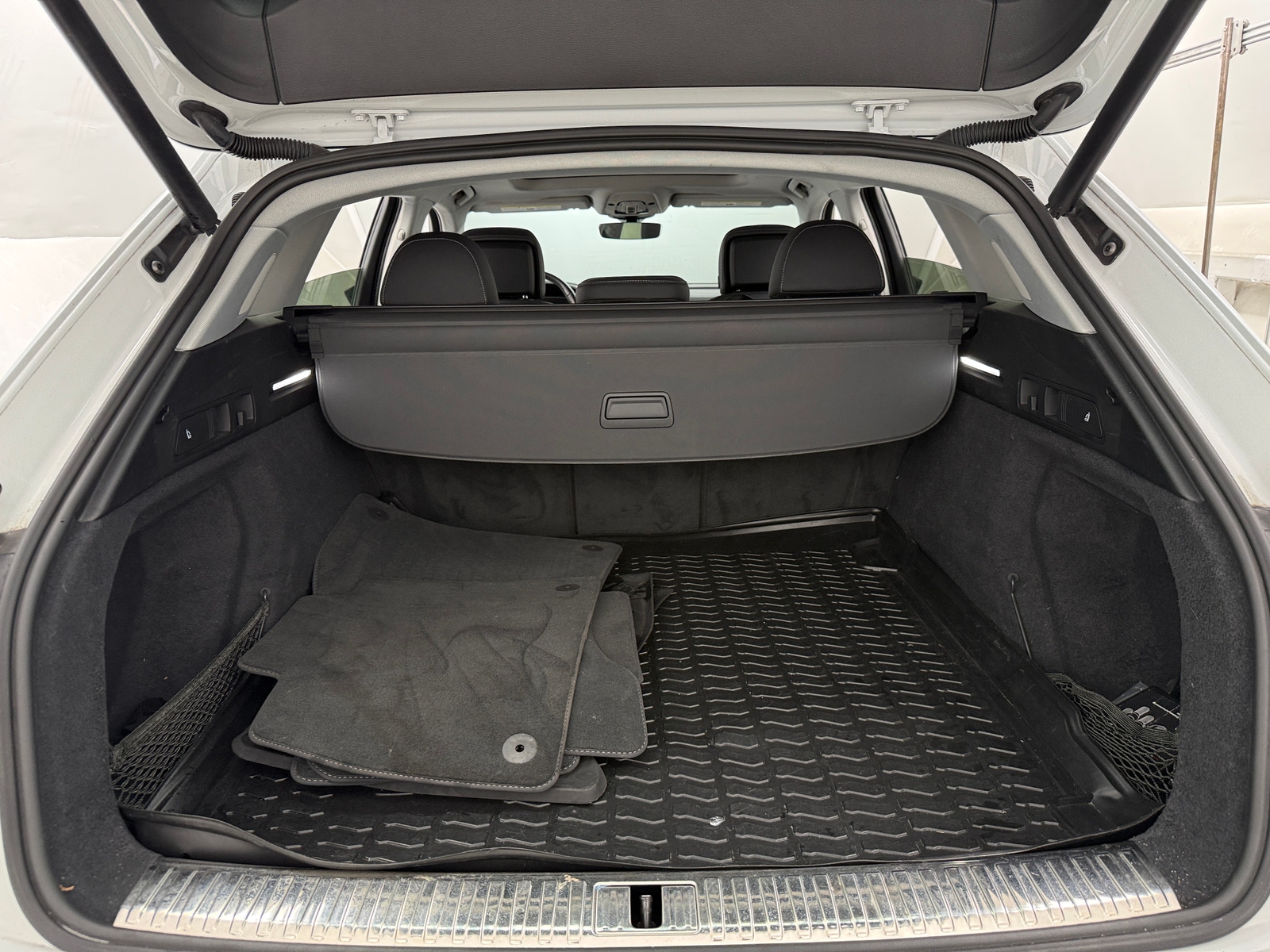 Thumbnail: 2019 Audi e-tron - 6