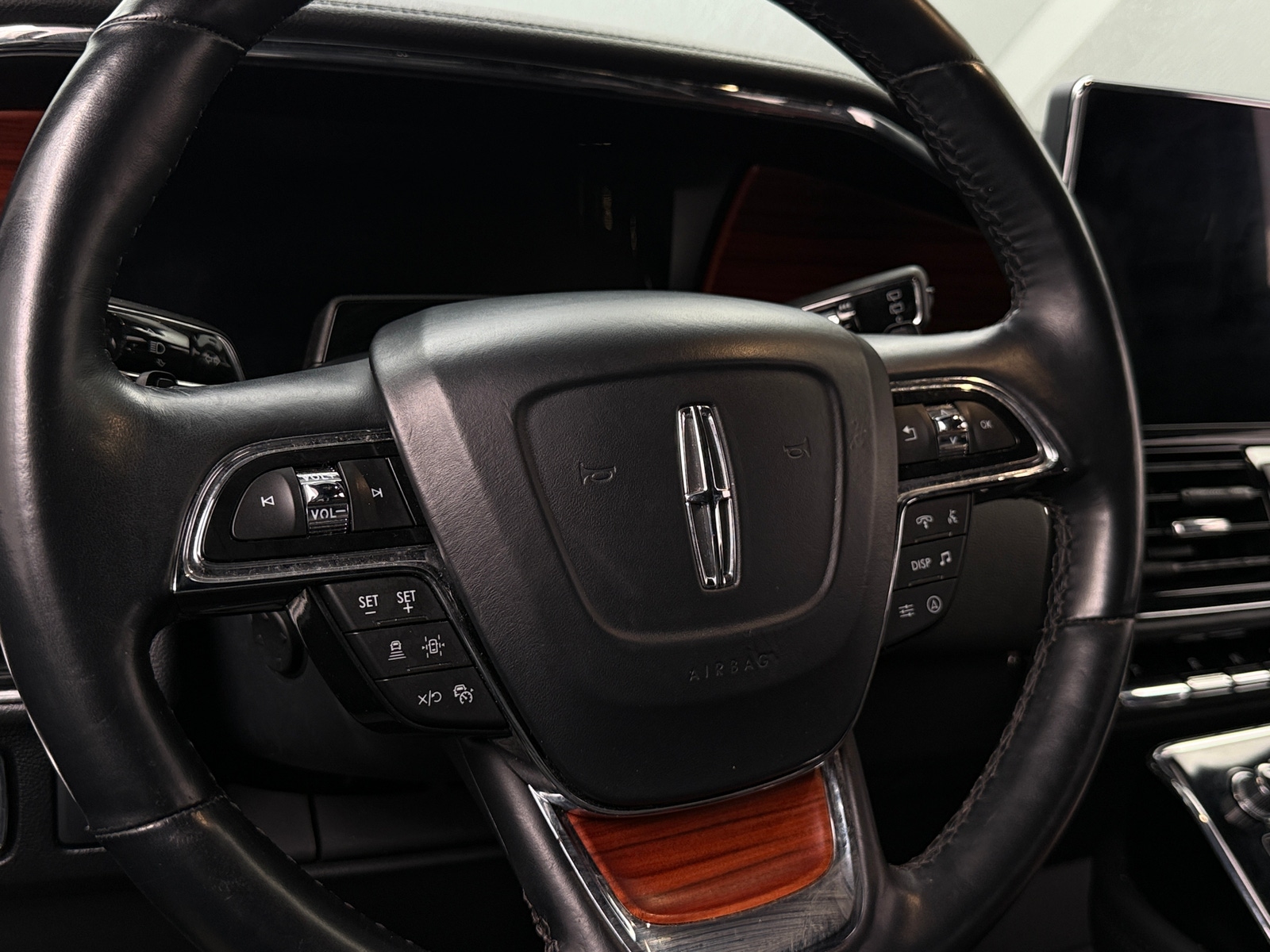 Thumbnail: 2024 Lincoln Navigator L - 4