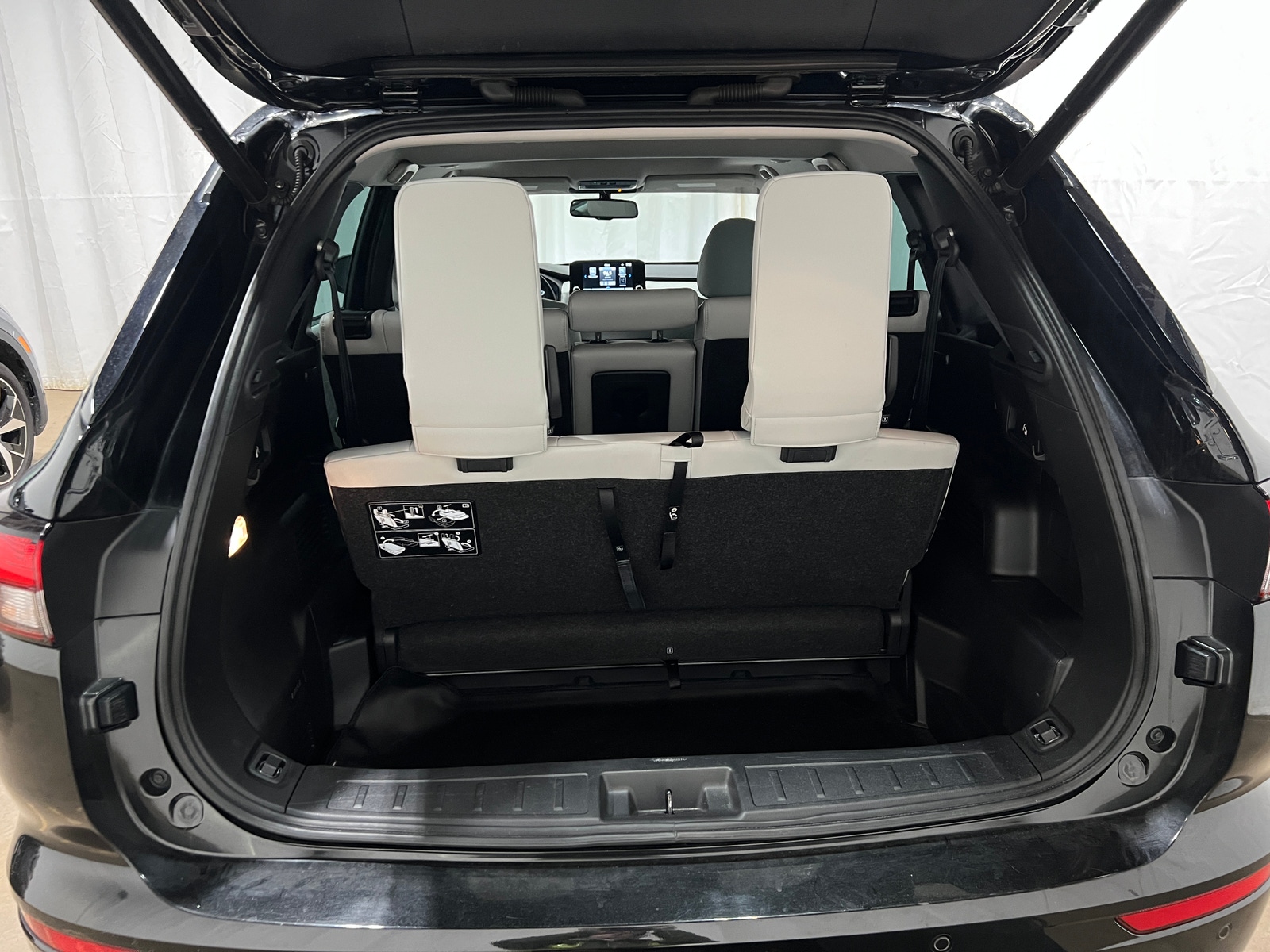 Thumbnail: 2023 Mitsubishi Outlander - 6