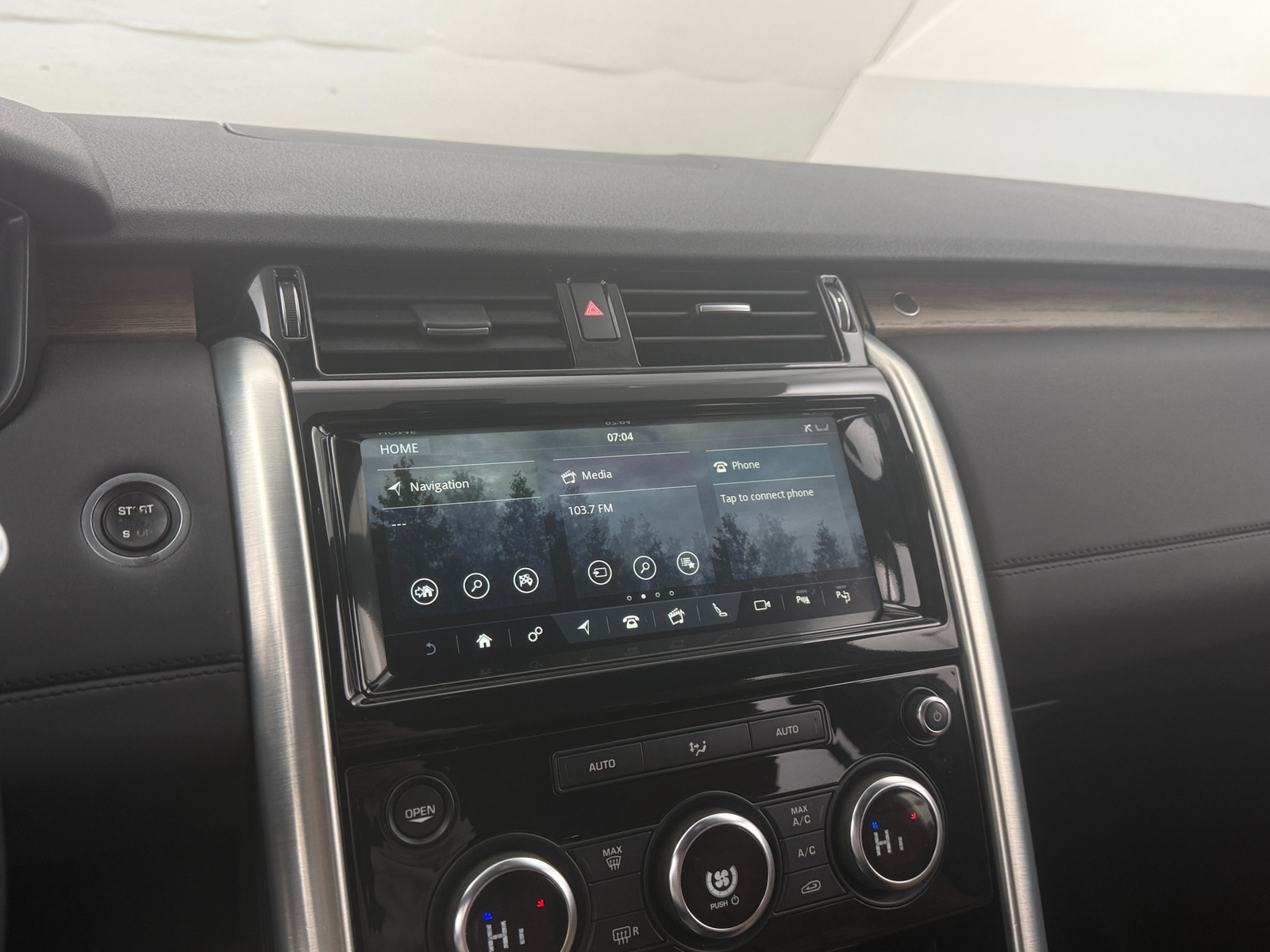 Thumbnail: 2019 Land Rover Discovery - 3