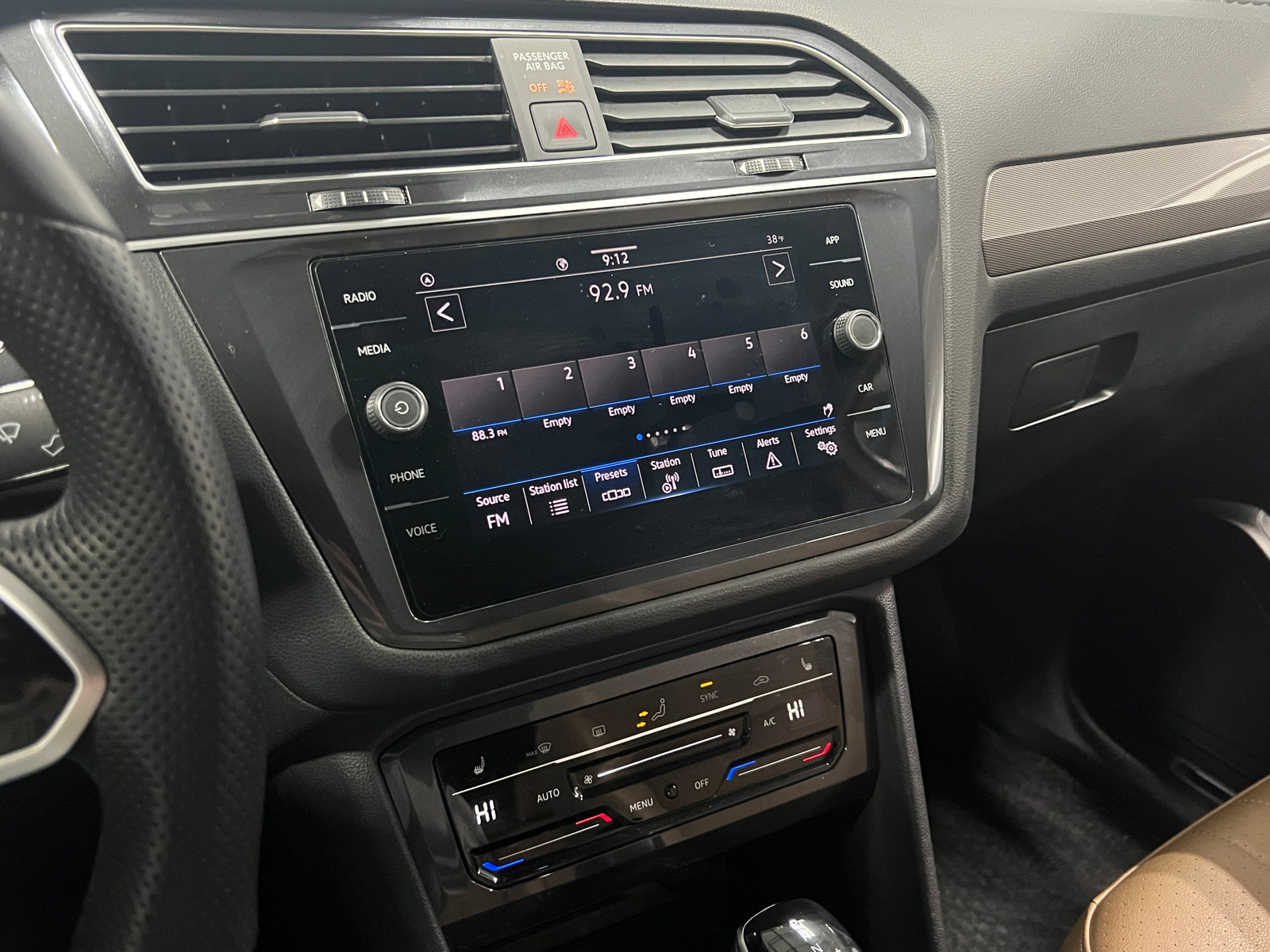 Thumbnail: 2023 Volkswagen Tiguan - 3