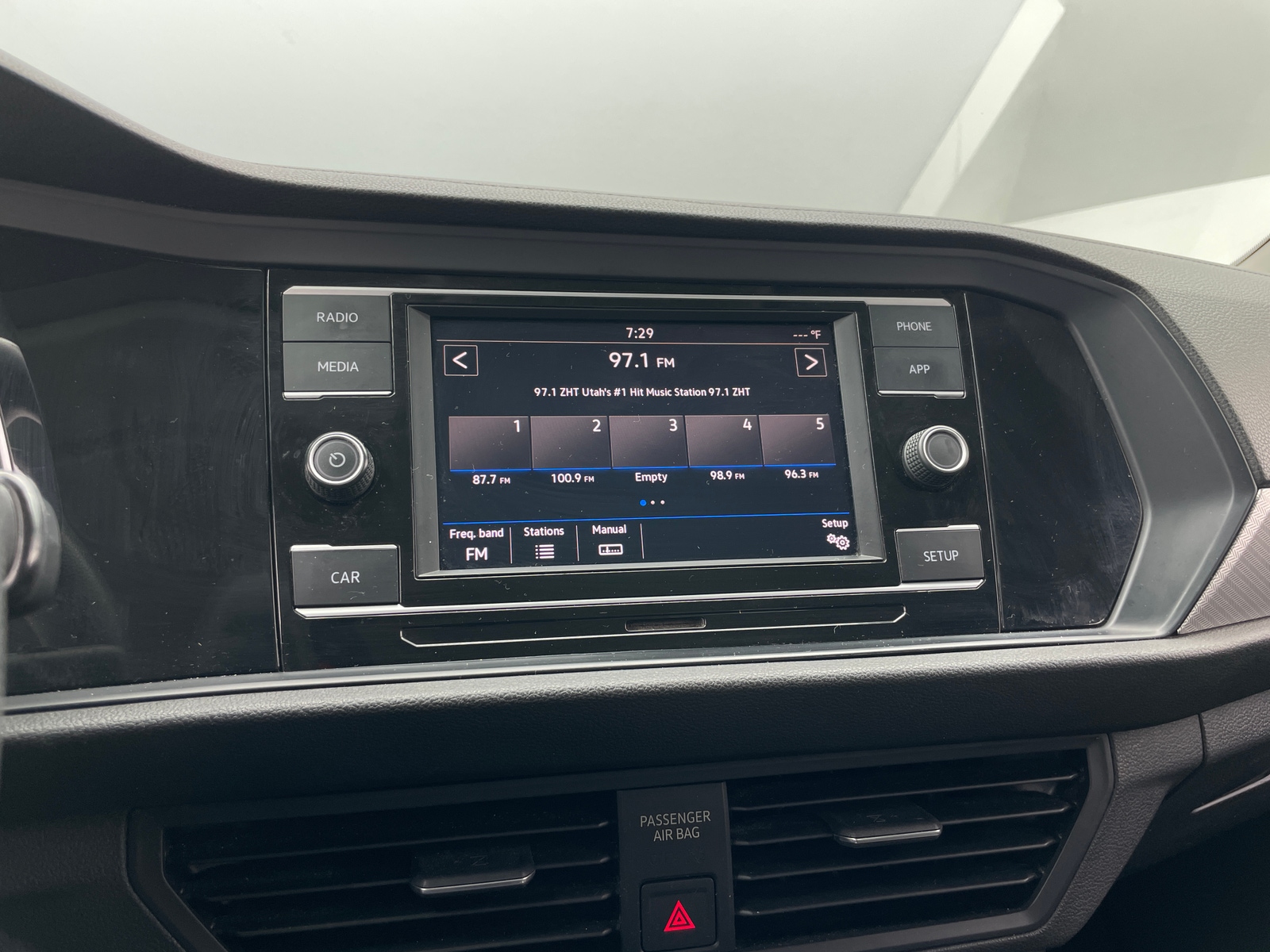 Thumbnail: 2019 Volkswagen Jetta - 4