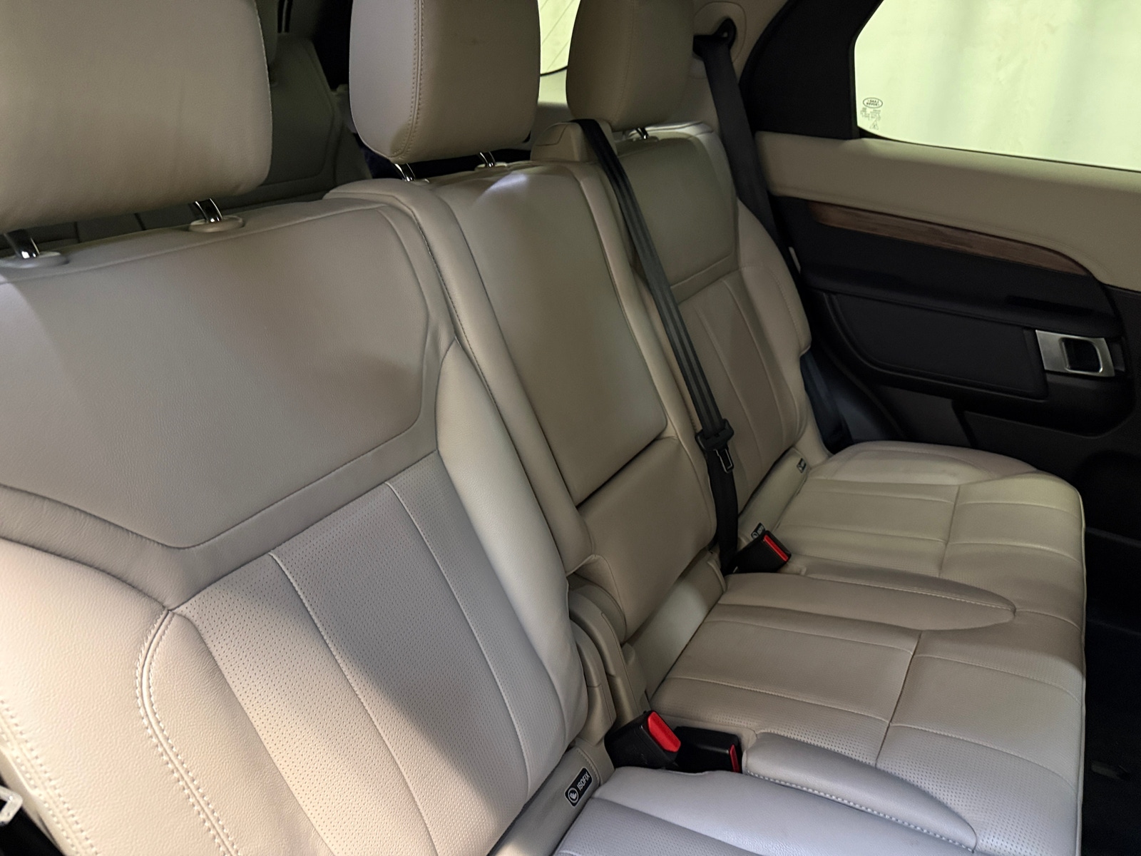 Thumbnail: 2017 Land Rover Discovery - 5