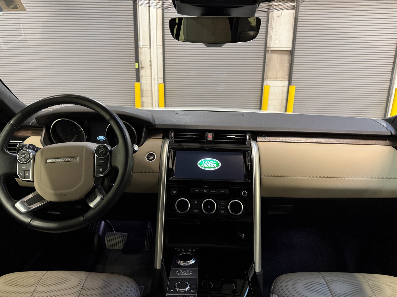 Thumbnail: 2017 Land Rover Discovery - 2