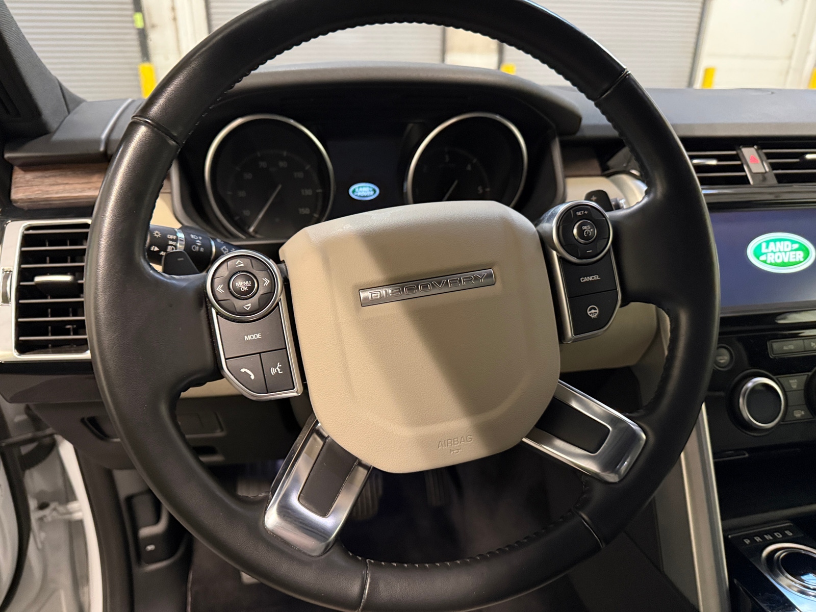 Thumbnail: 2017 Land Rover Discovery - 4