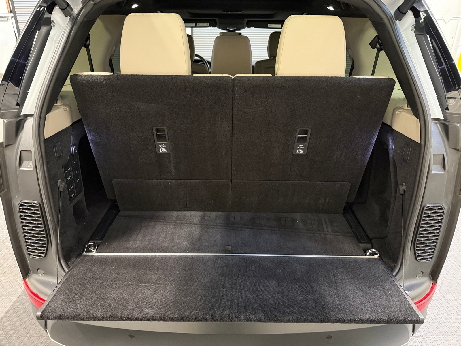 Thumbnail: 2017 Land Rover Discovery - 6