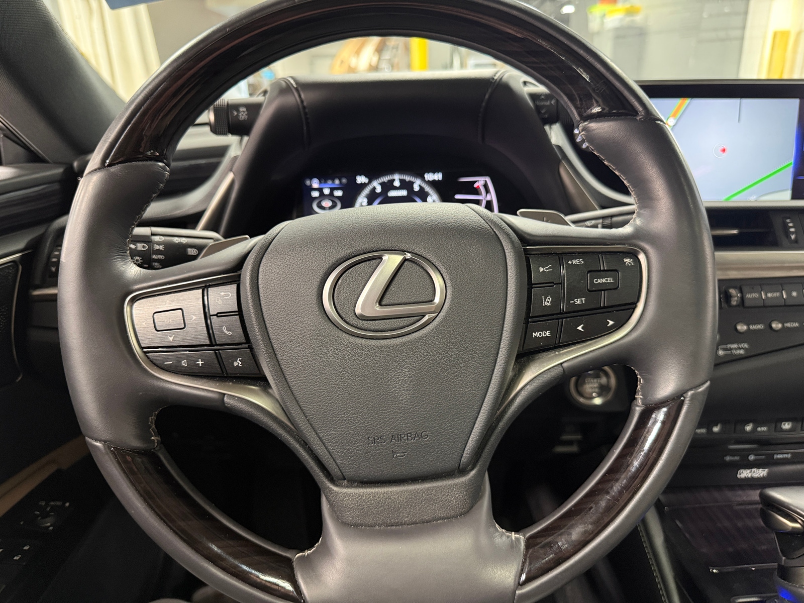 Thumbnail: 2020 Lexus ES - 4