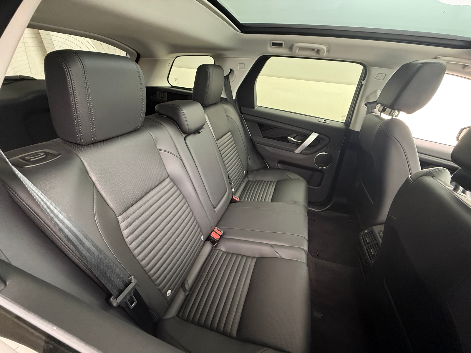 Thumbnail: 2024 Land Rover Discovery Sport - 5