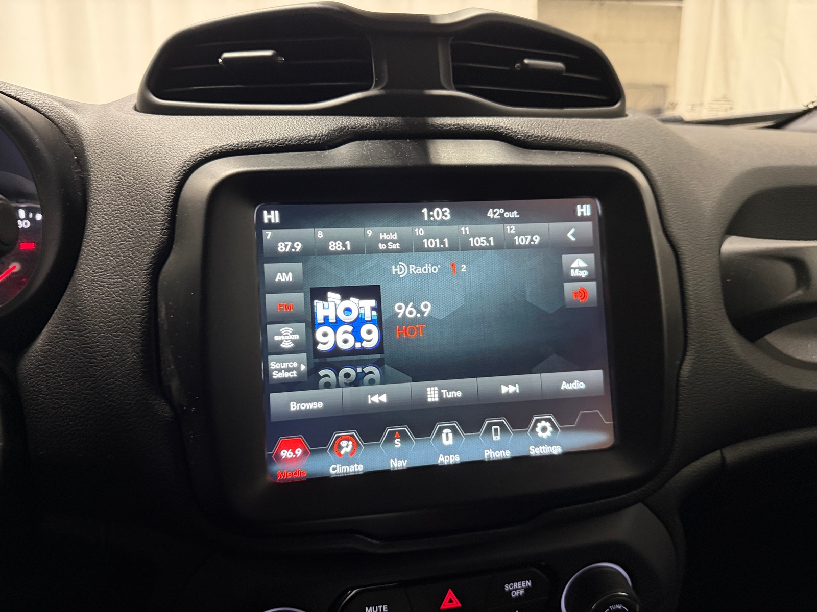 Thumbnail: 2022 Jeep Renegade - 4