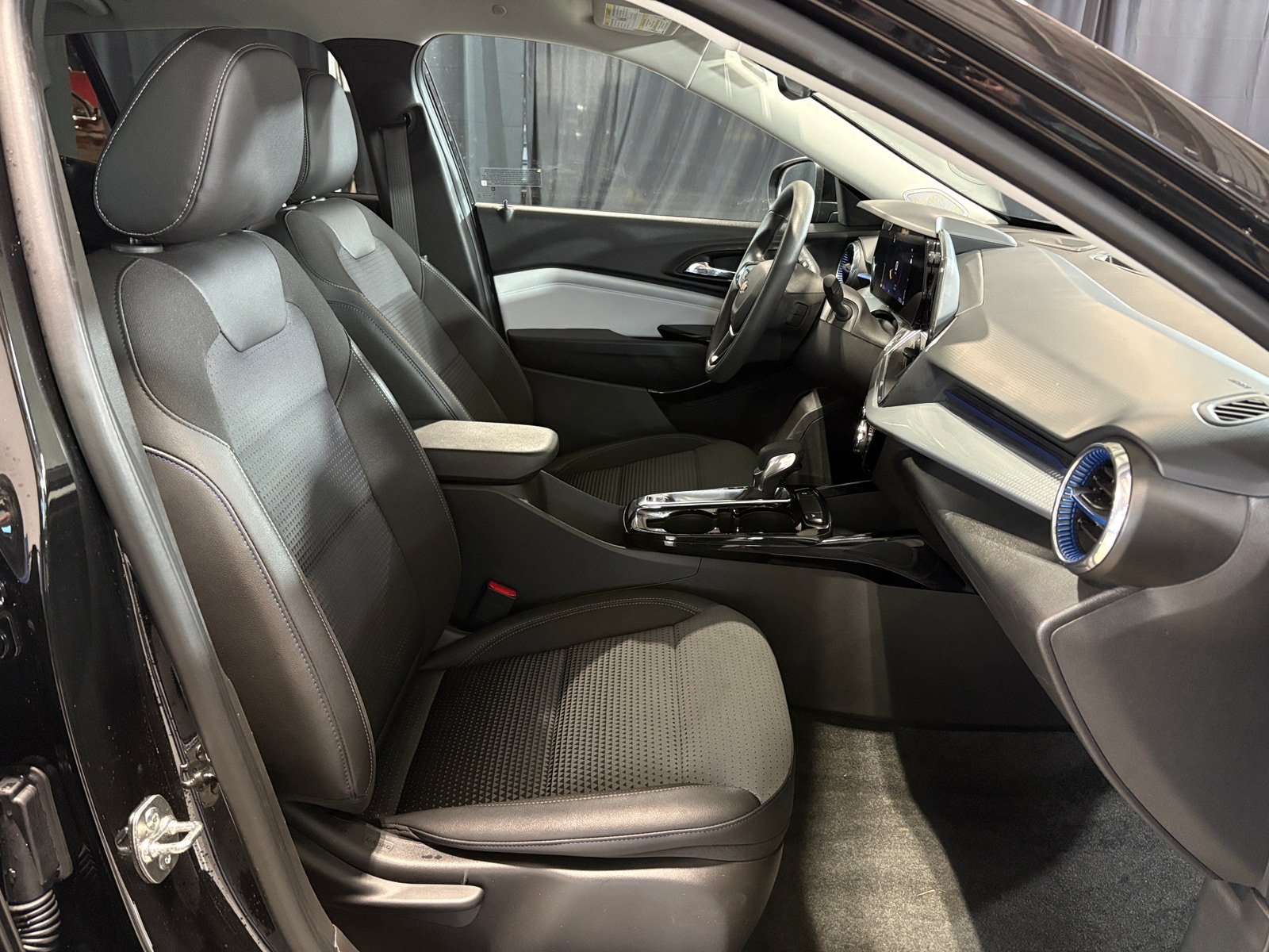 Thumbnail: 2025 Chevrolet Trax - 2