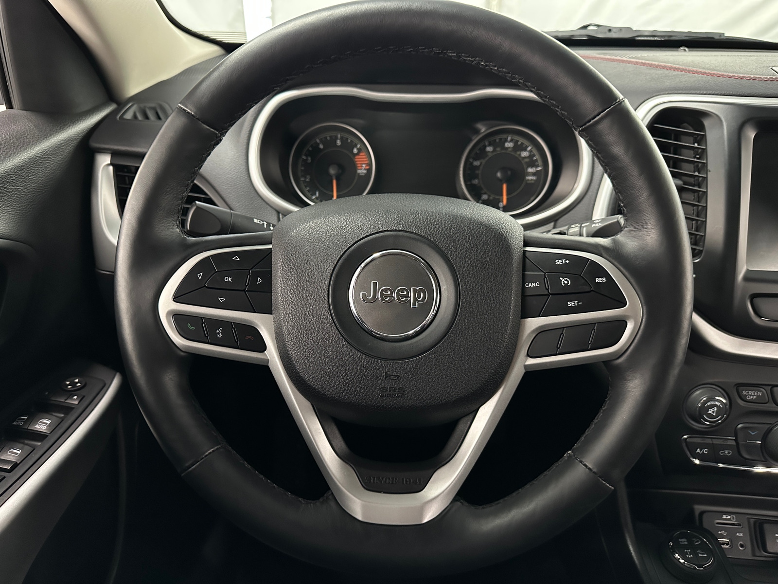 Thumbnail: 2017 Jeep Cherokee - 5