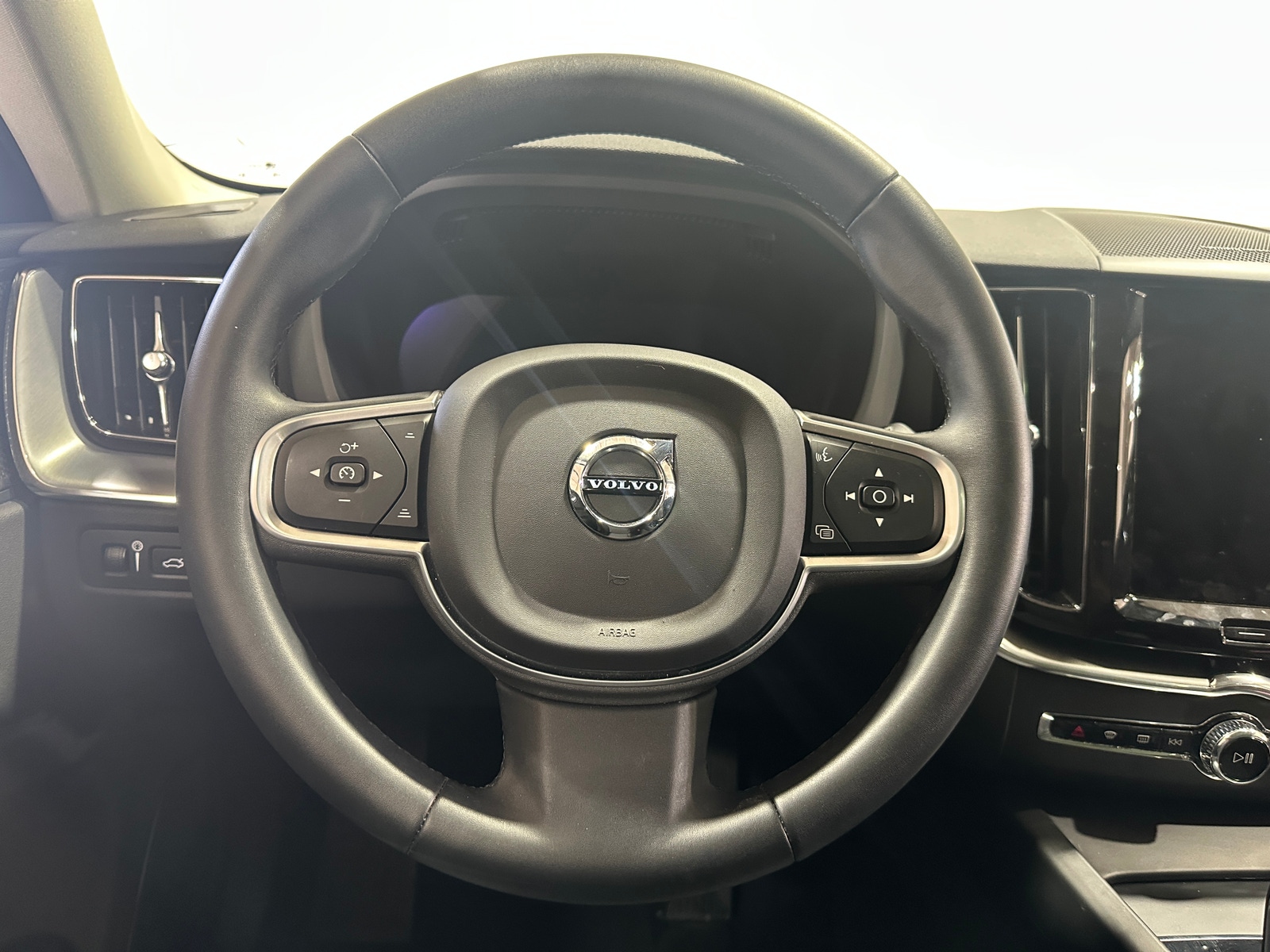 Thumbnail: 2022 Volvo XC60 - 5