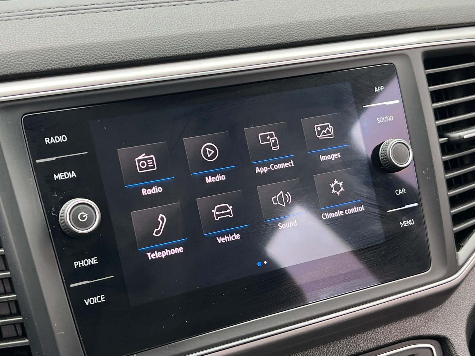 Thumbnail: 2019 Volkswagen Atlas - 3