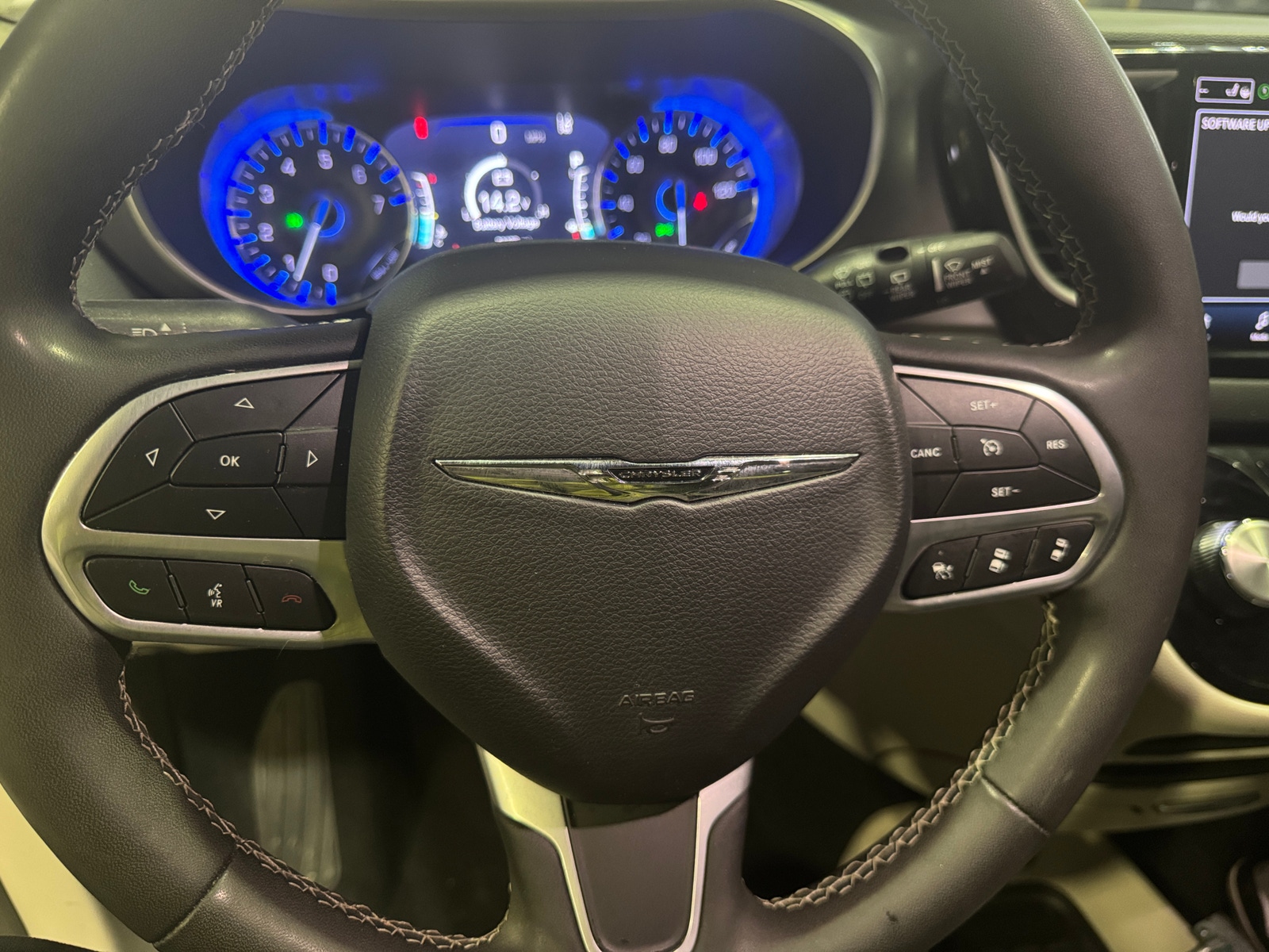 Thumbnail: 2023 Chrysler Pacifica - 4