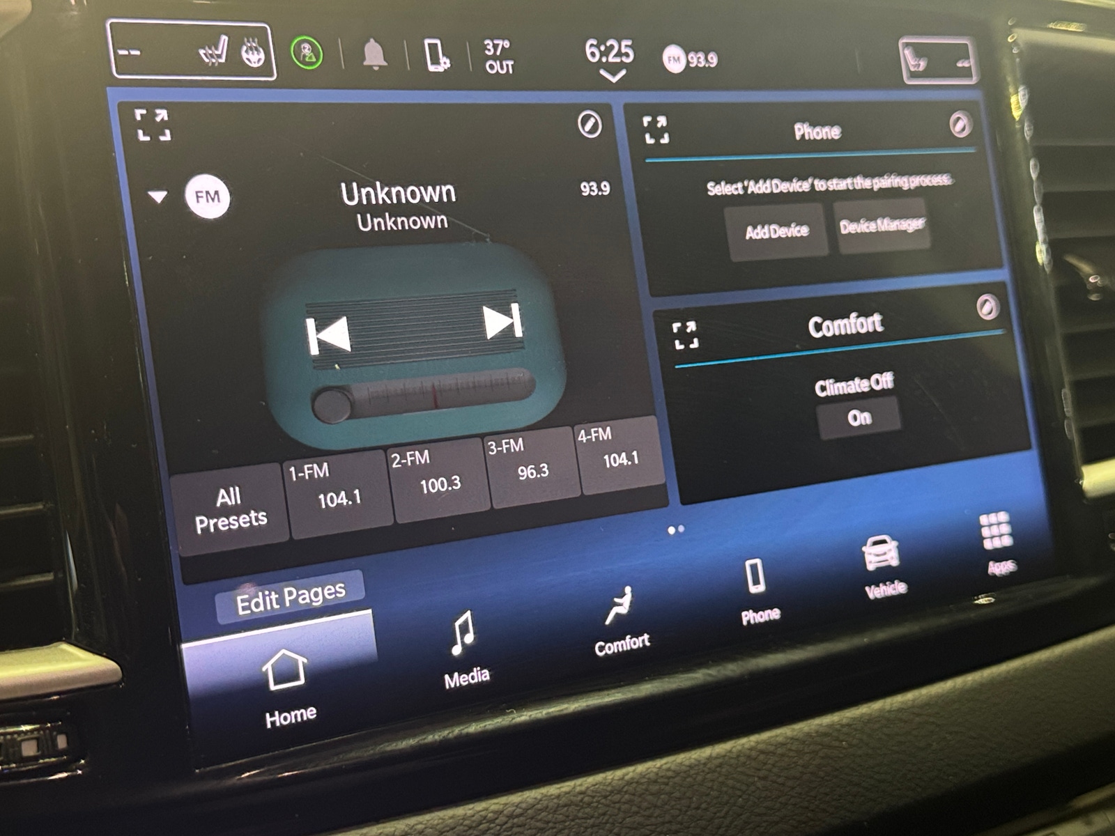 Thumbnail: 2023 Chrysler Pacifica - 3