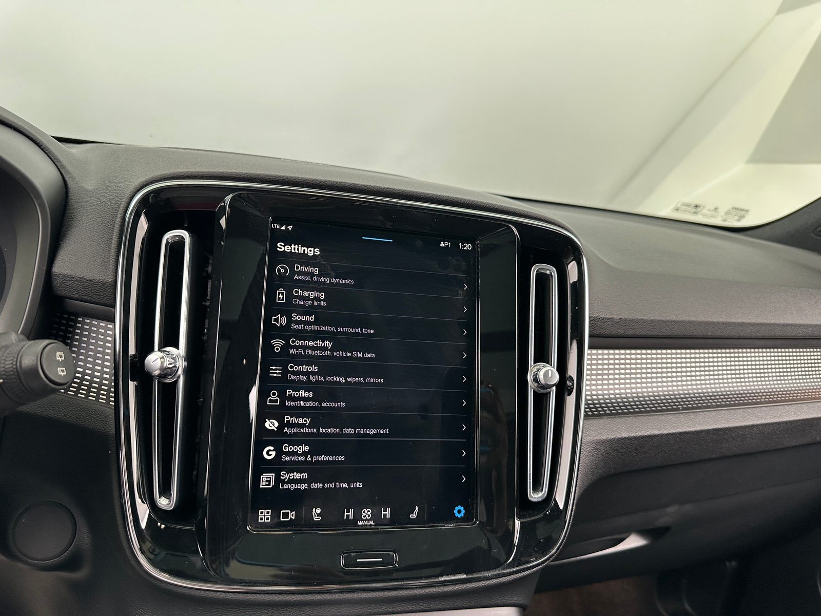 Thumbnail: 2021 Volvo XC40 - 3