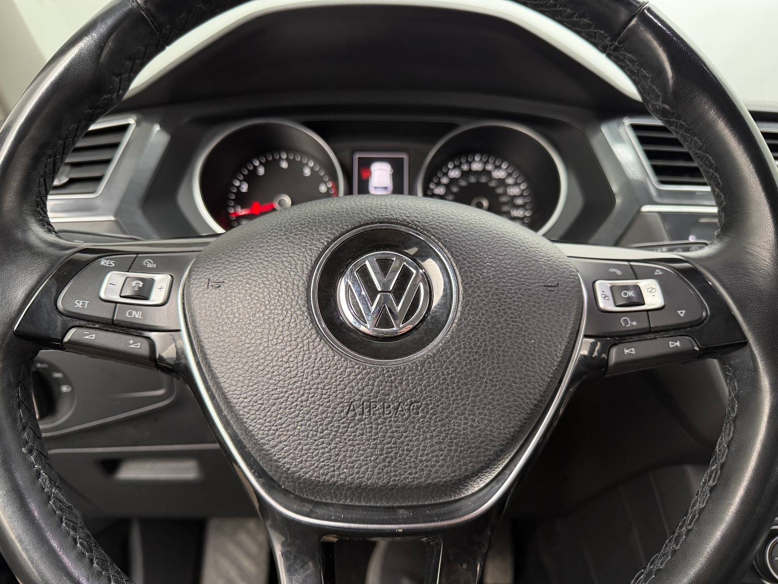 Thumbnail: 2018 Volkswagen Tiguan - 4