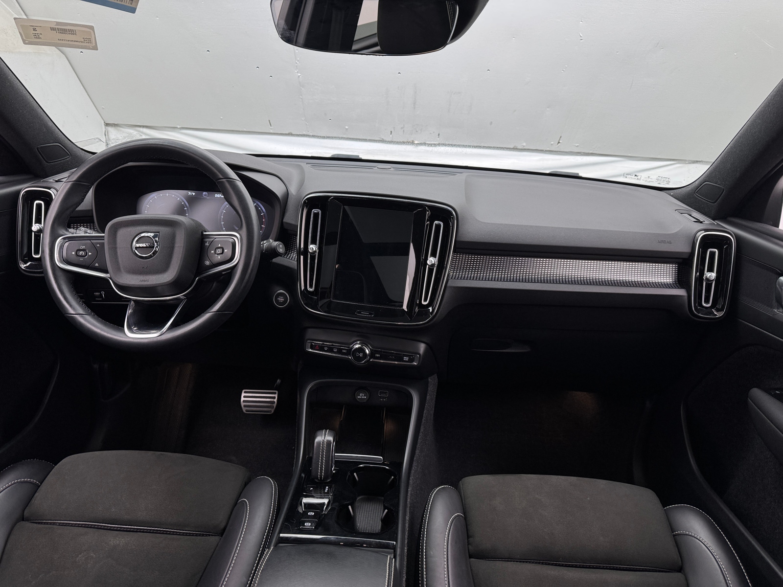 Thumbnail: 2022 Volvo XC40 - 2