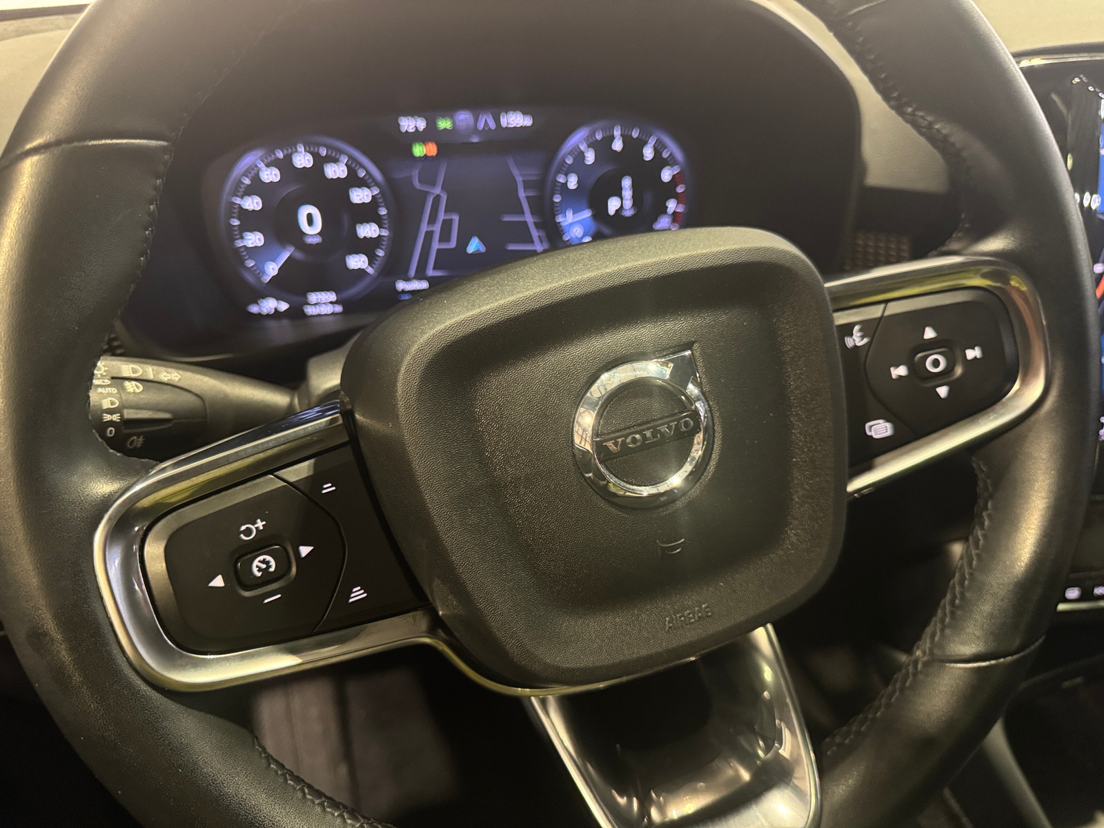 Thumbnail: 2022 Volvo XC40 - 4