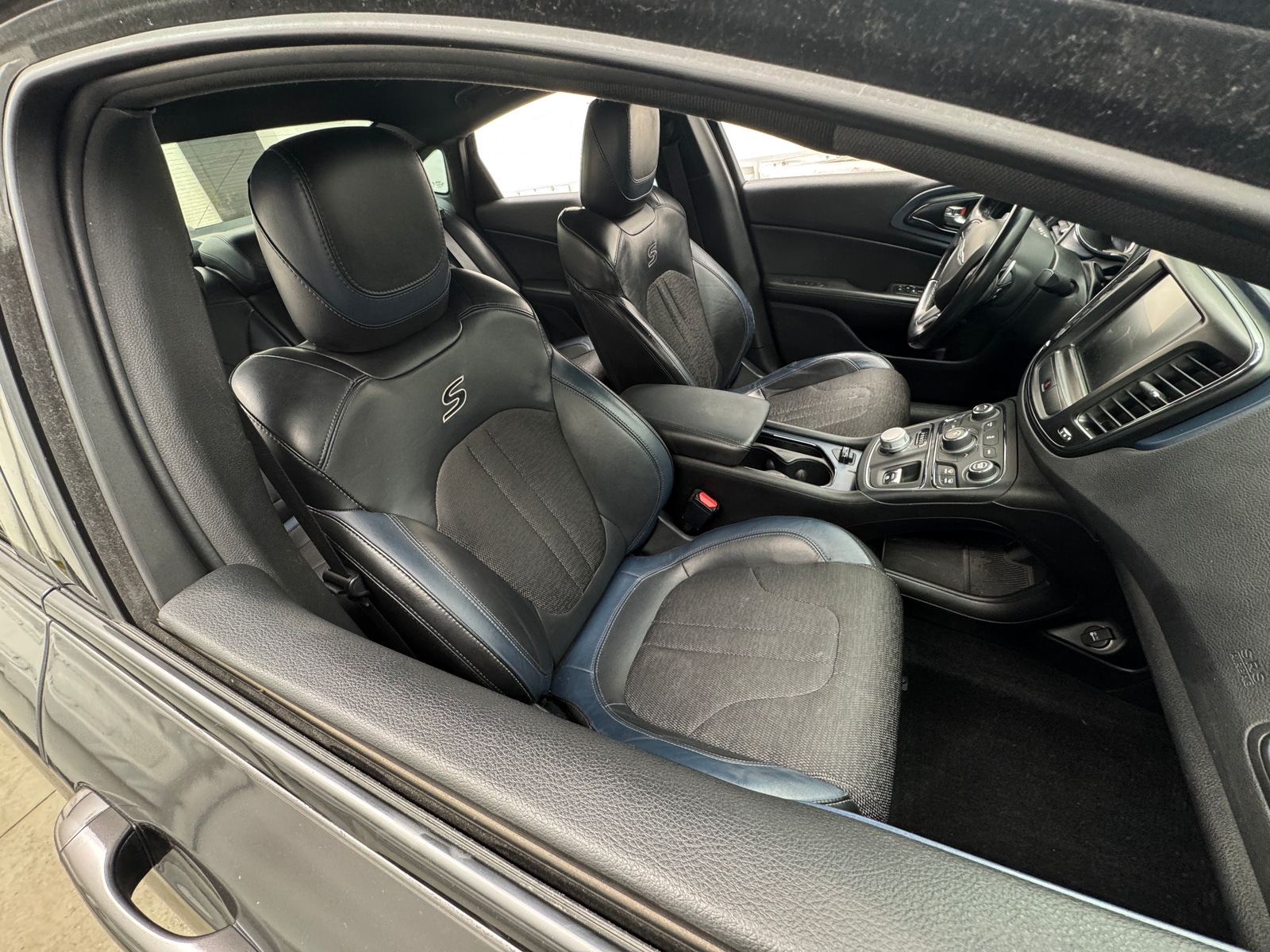 Thumbnail: 2016 Chrysler 200 - 2