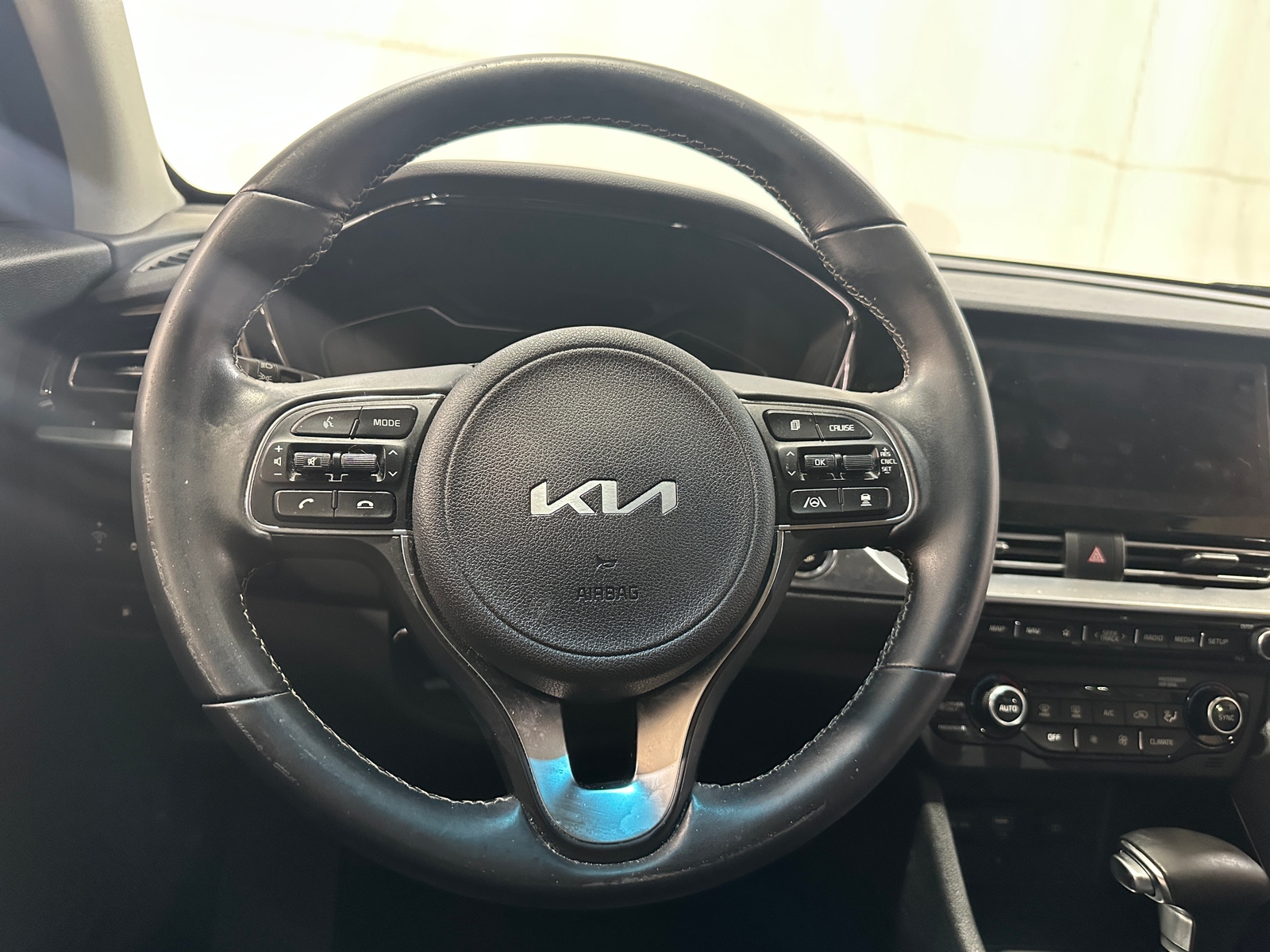 Thumbnail: 2022 Kia Niro - 4
