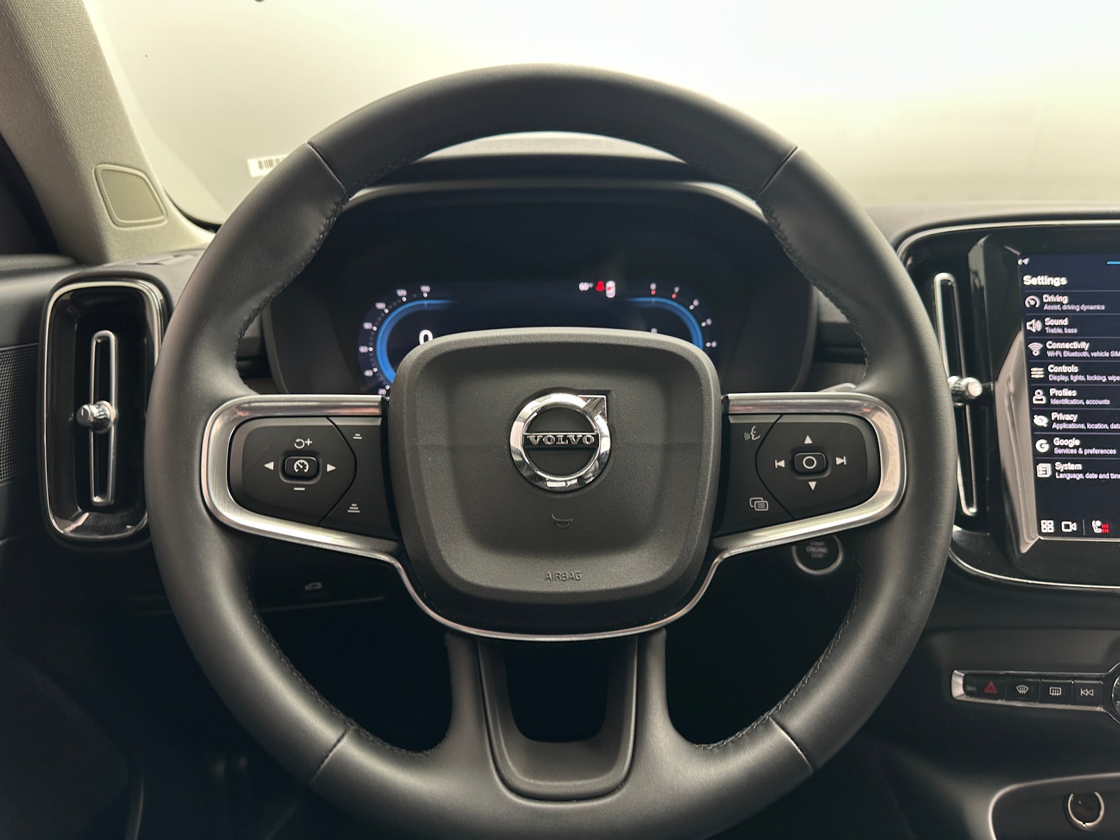 Thumbnail: 2025 Volvo XC40 - 4