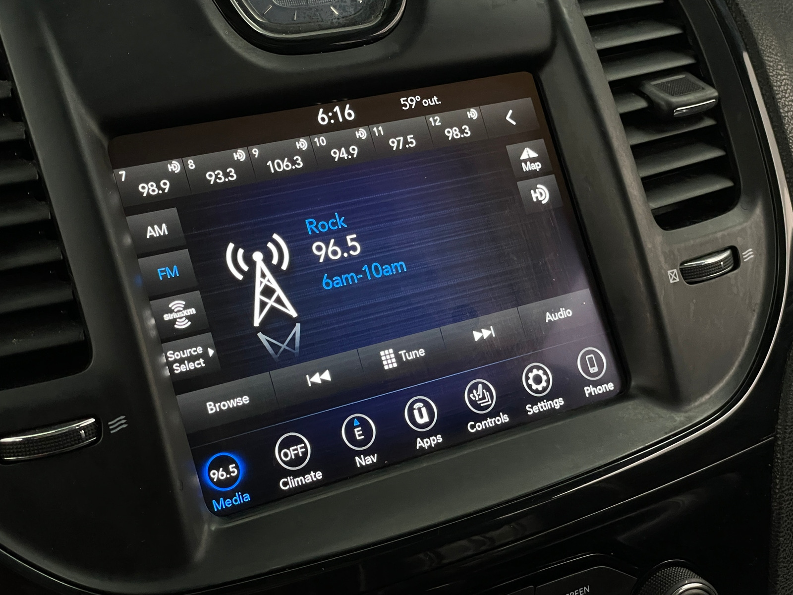 Thumbnail: 2022 Chrysler 300 - 3