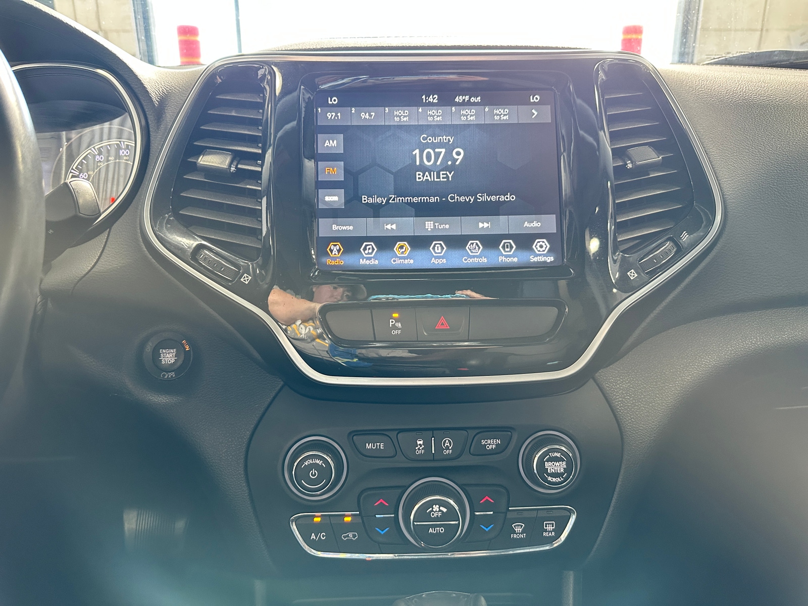 Thumbnail: 2020 Jeep Cherokee - 3