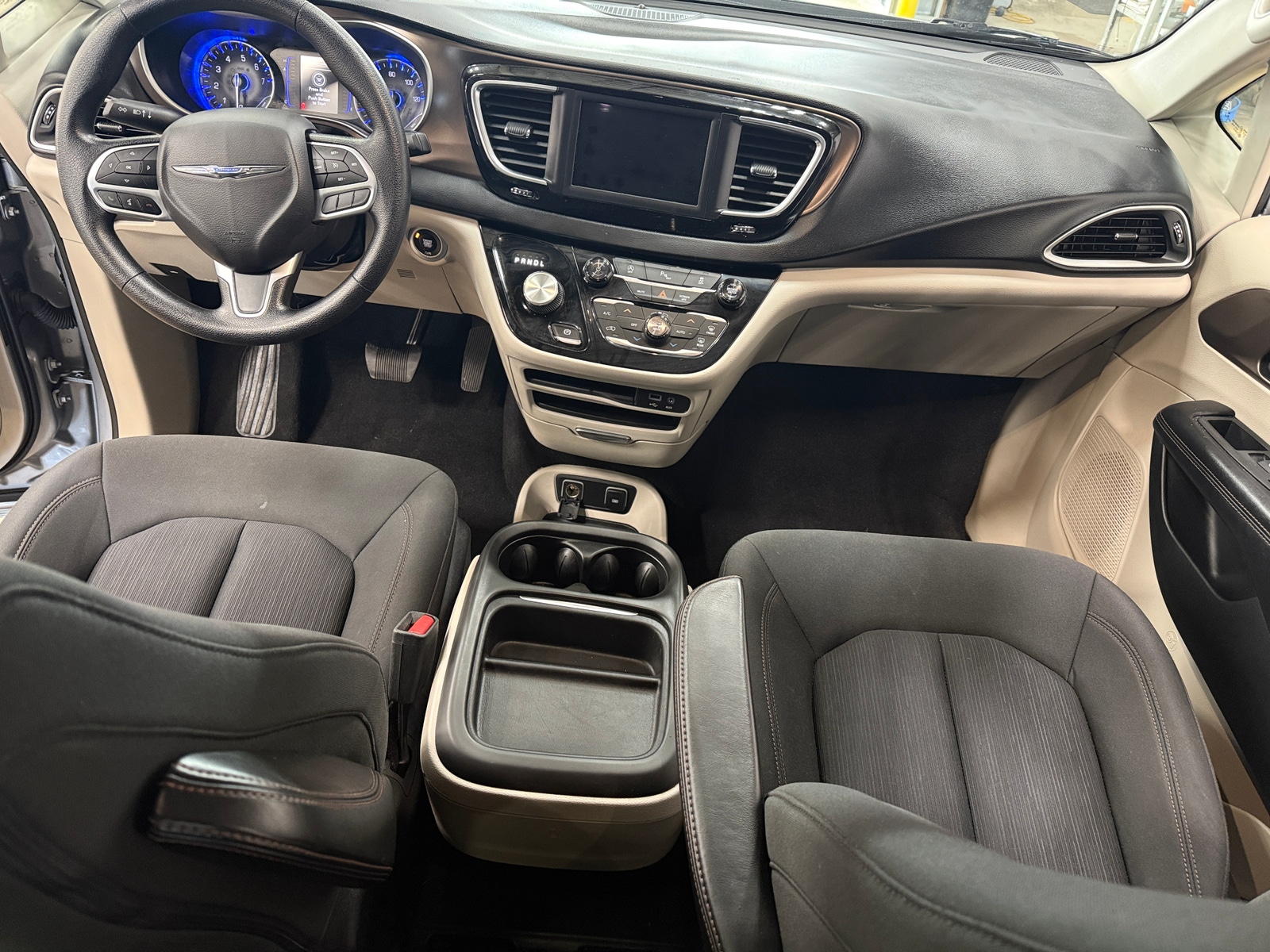 Thumbnail: 2019 Chrysler Pacifica - 3