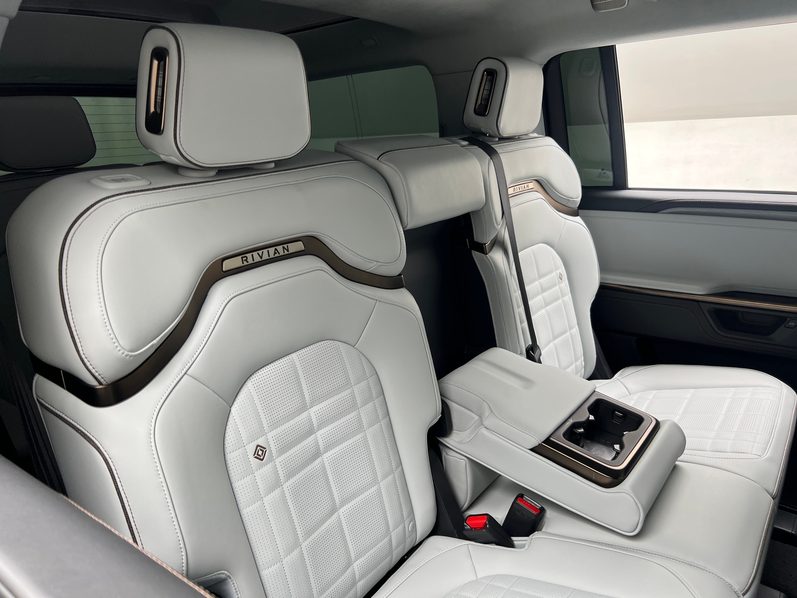 Thumbnail: 2026 Rivian R1S - 5