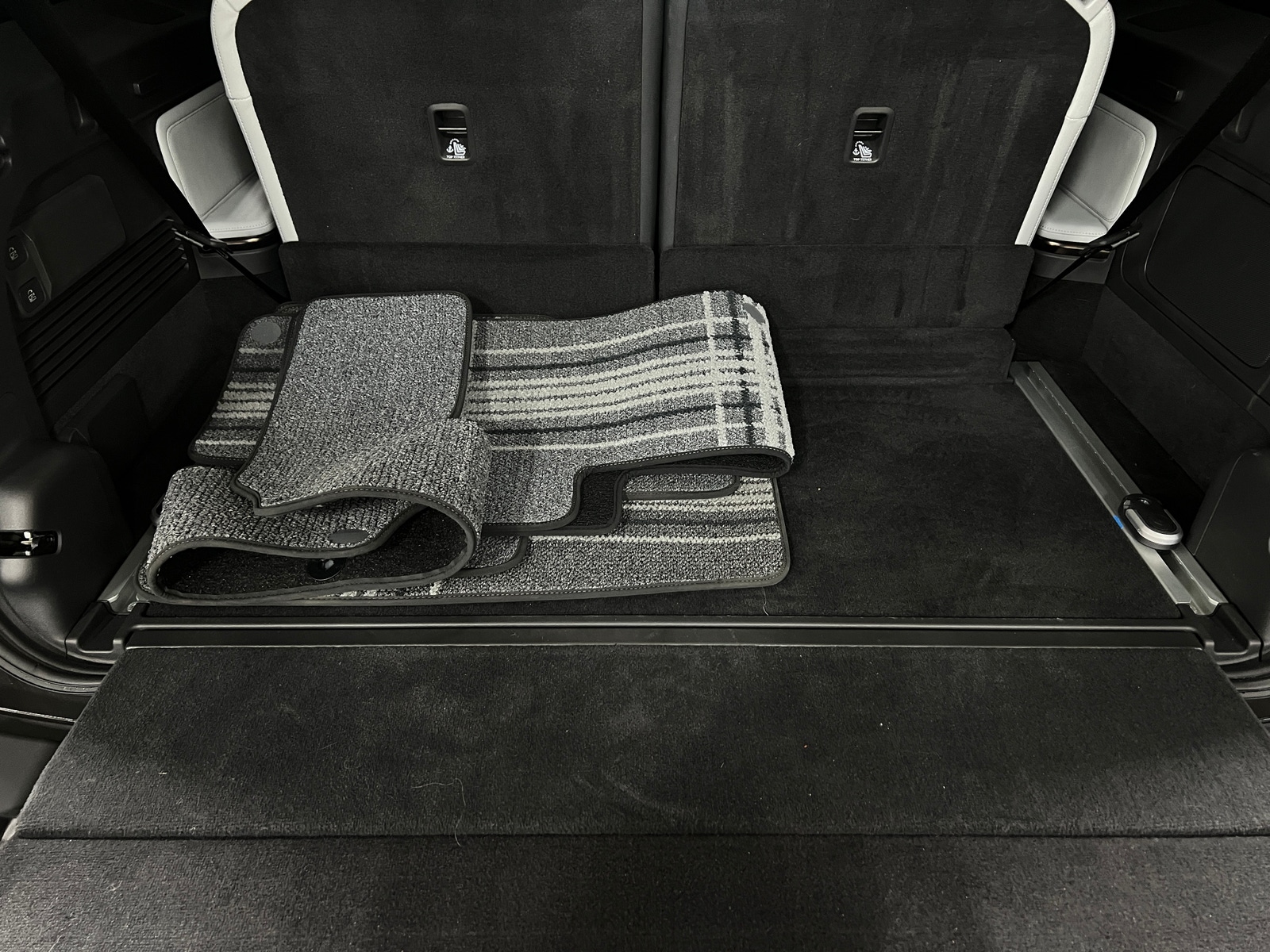 Thumbnail: 2026 Rivian R1S - 6