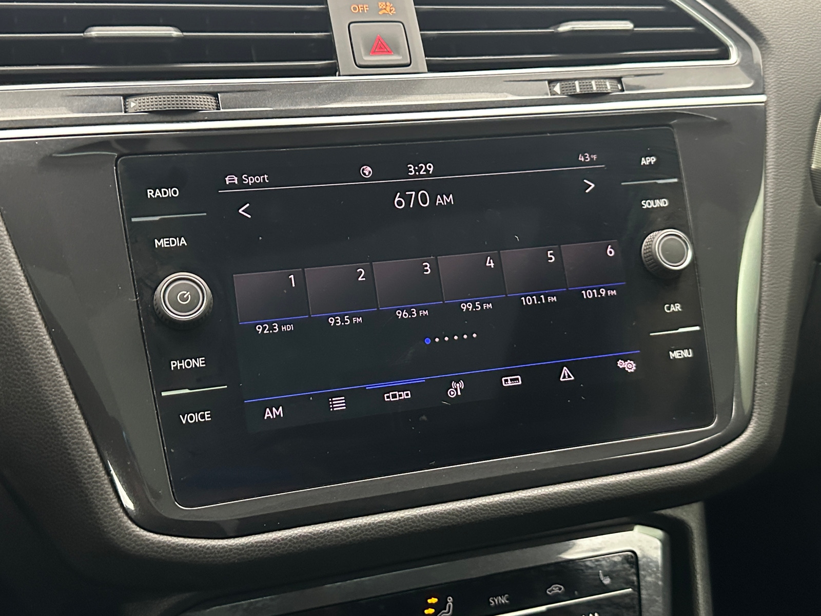 Thumbnail: 2022 Volkswagen Tiguan - 3