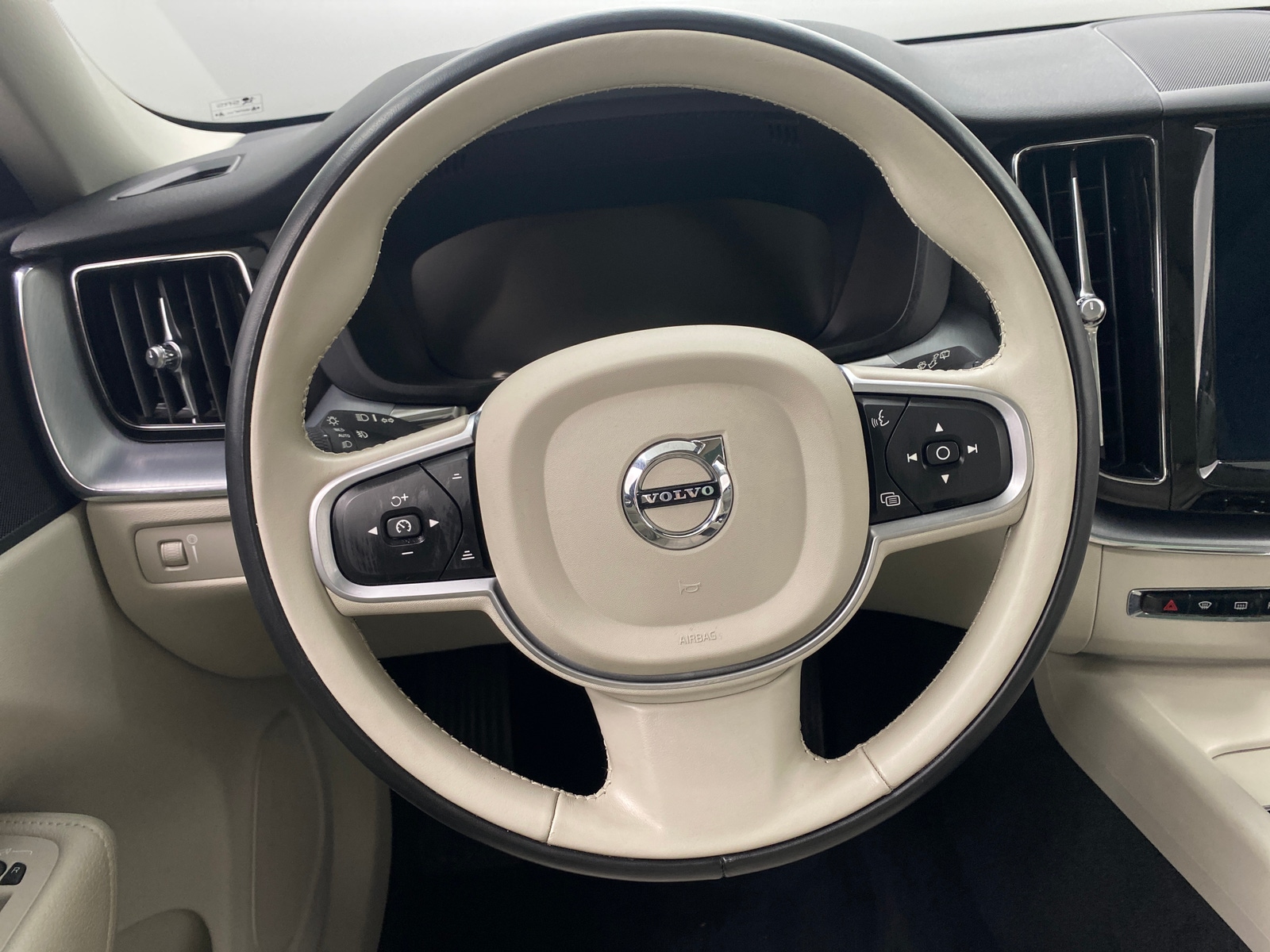 Thumbnail: 2018 Volvo XC60 - 4