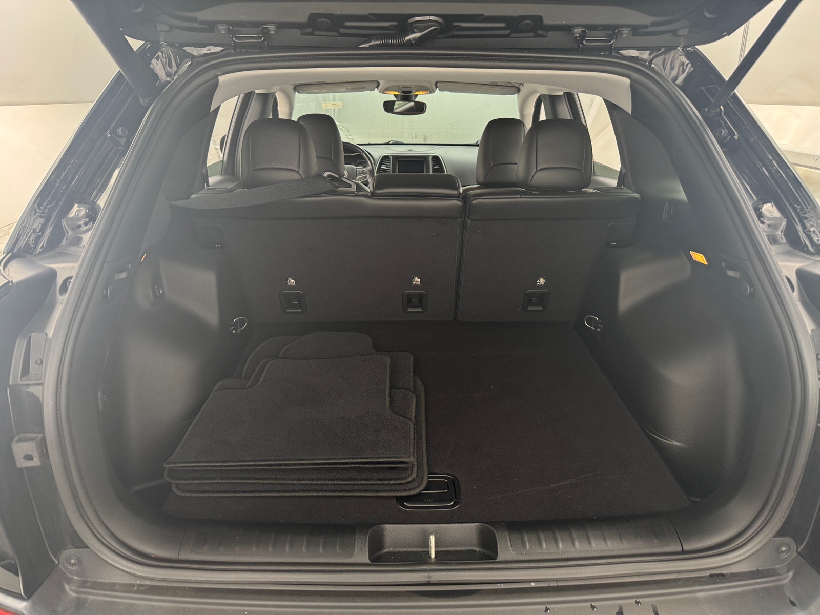 Thumbnail: 2019 Jeep Cherokee - 7