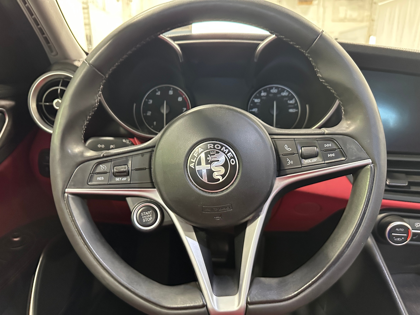 Thumbnail: 2019 Alfa Romeo Giulia - 4