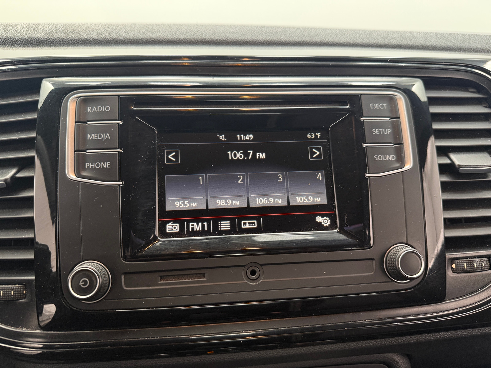 Thumbnail: 2017 Volkswagen Beetle - 4