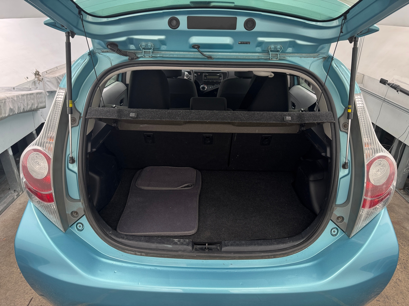 Thumbnail: 2013 Toyota Prius c - 7