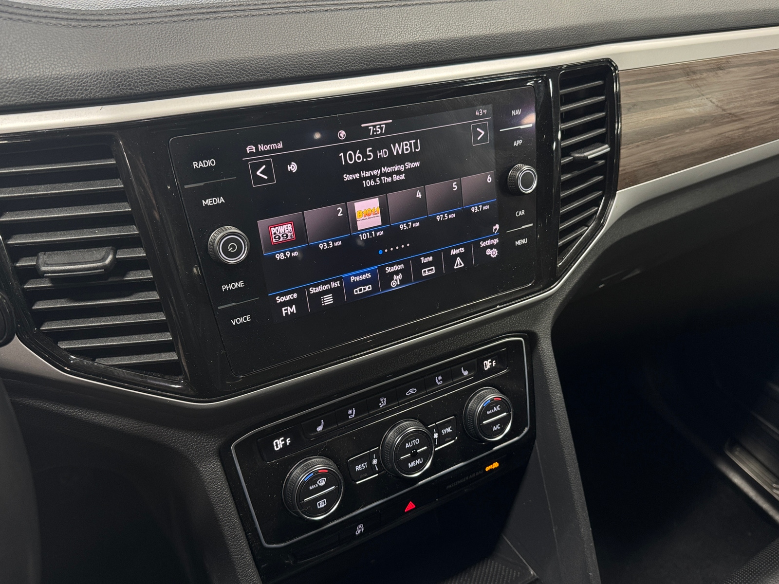 Thumbnail: 2021 Volkswagen Atlas - 3