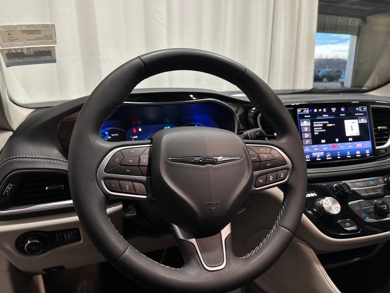 Thumbnail: 2023 Chrysler Pacifica - 4