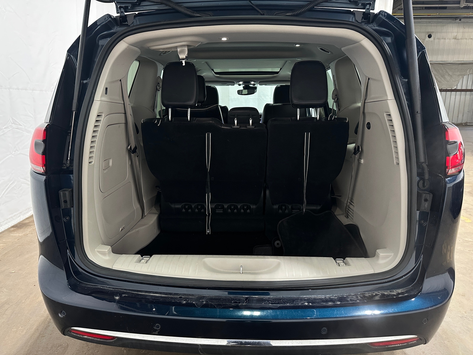 Thumbnail: 2023 Chrysler Pacifica - 6