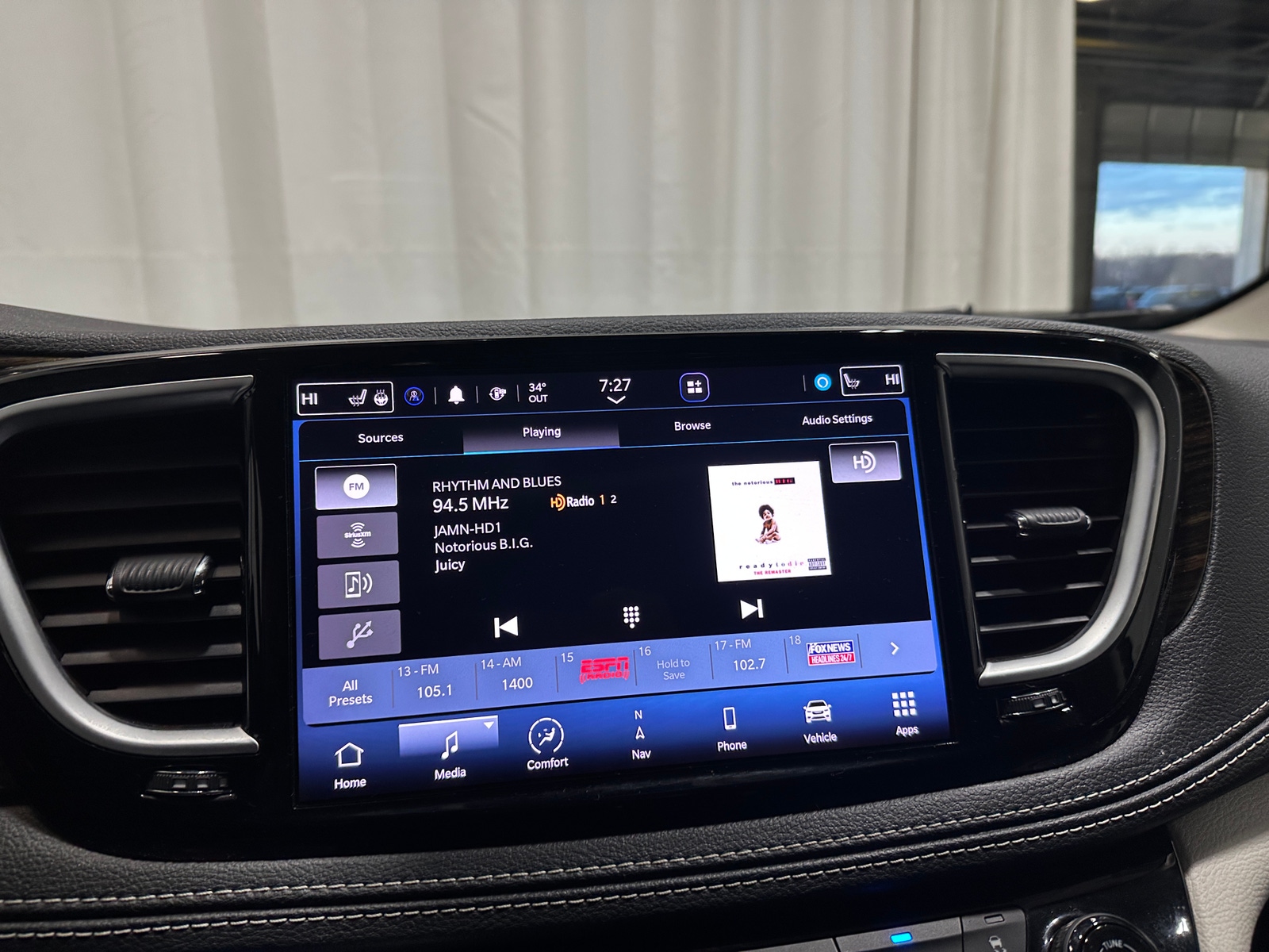 Thumbnail: 2023 Chrysler Pacifica - 3