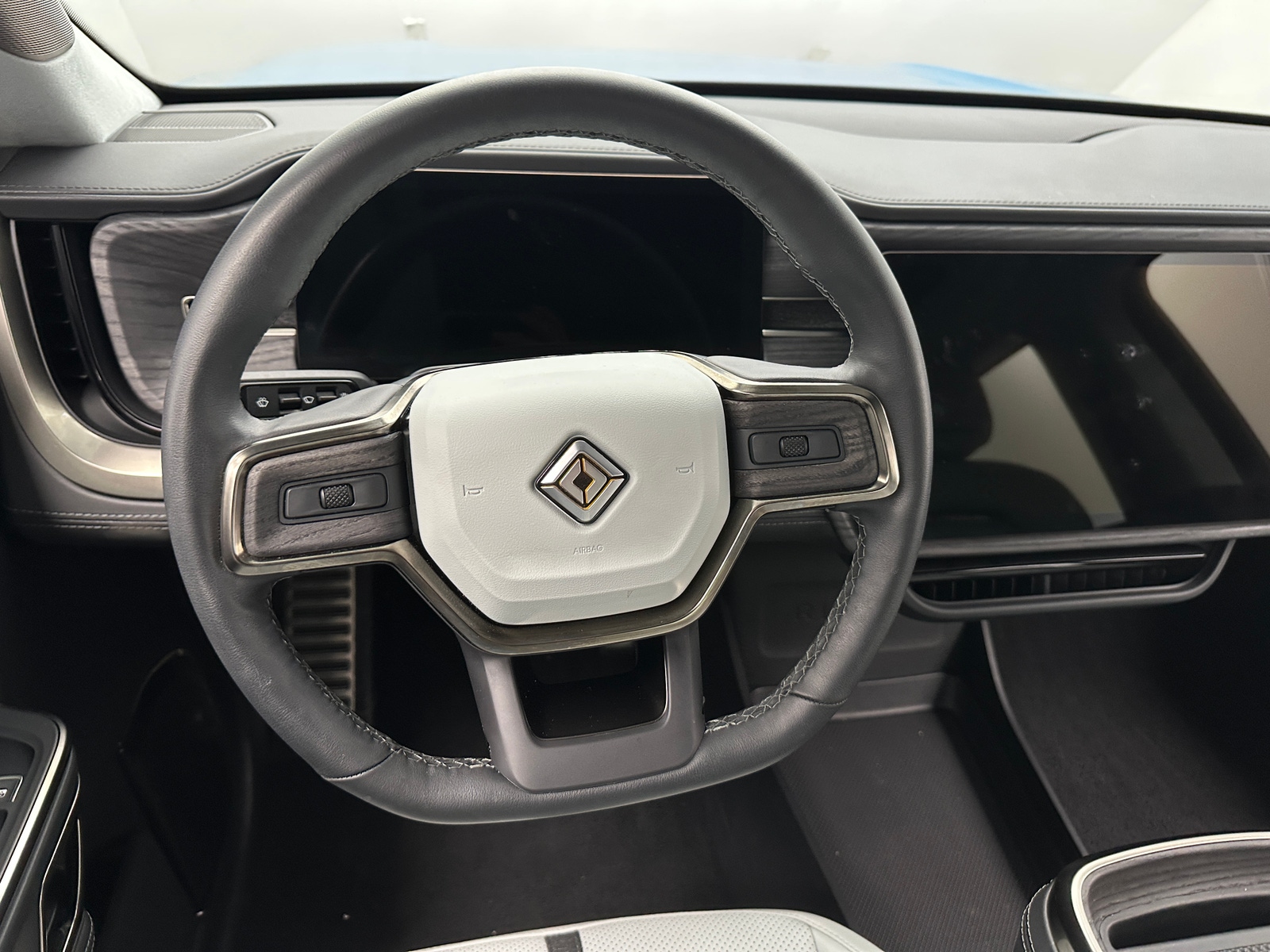 Thumbnail: 2023 Rivian R1T - 4