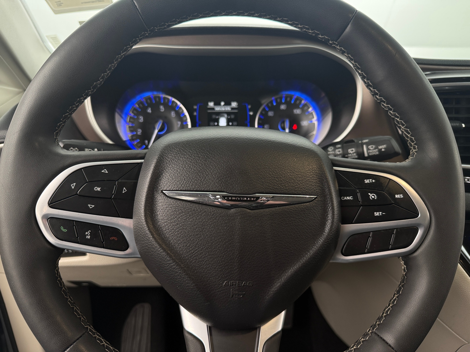 Thumbnail: 2023 Chrysler Voyager - 5