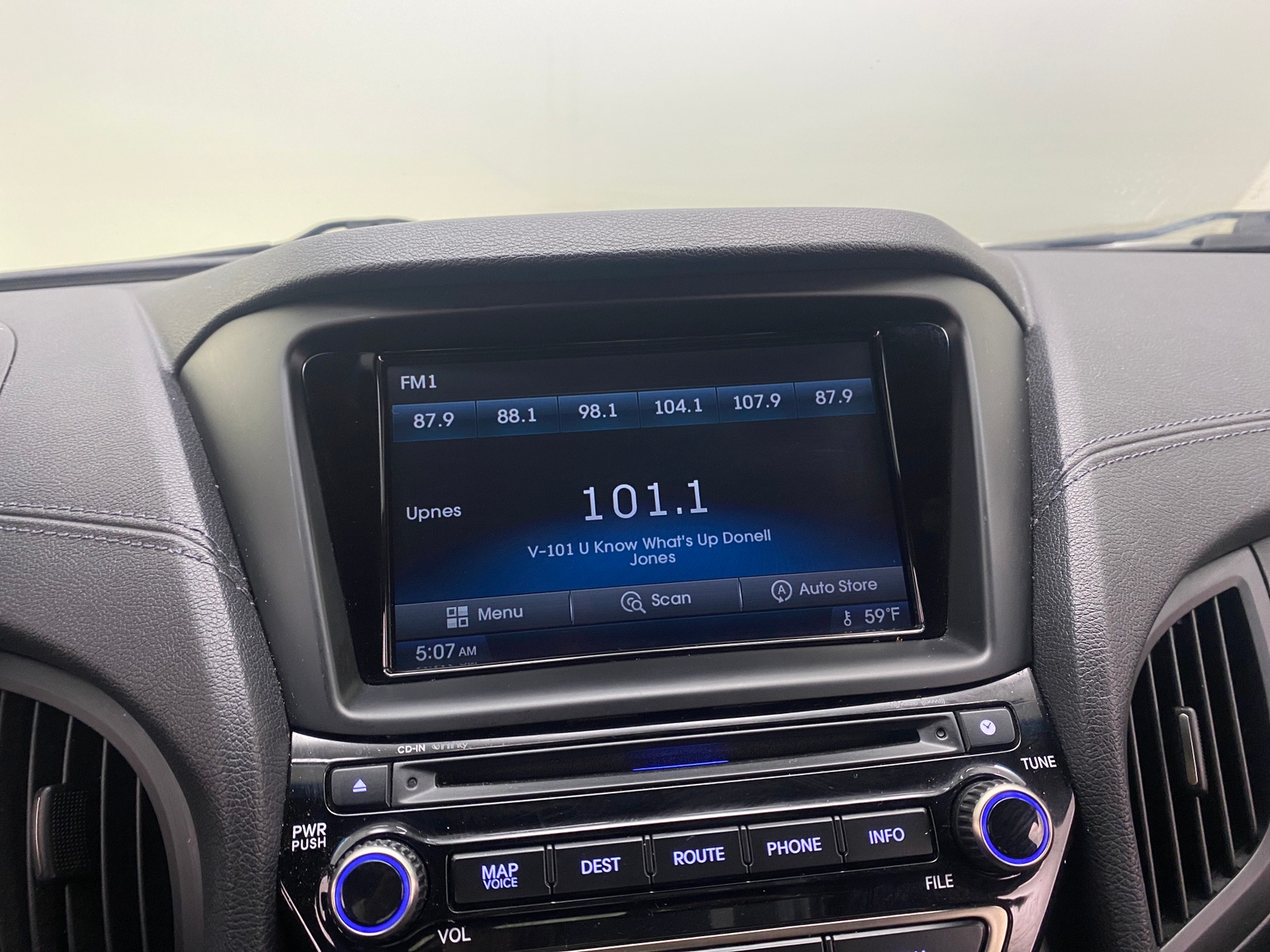 Thumbnail: 2015 Hyundai Genesis - 2