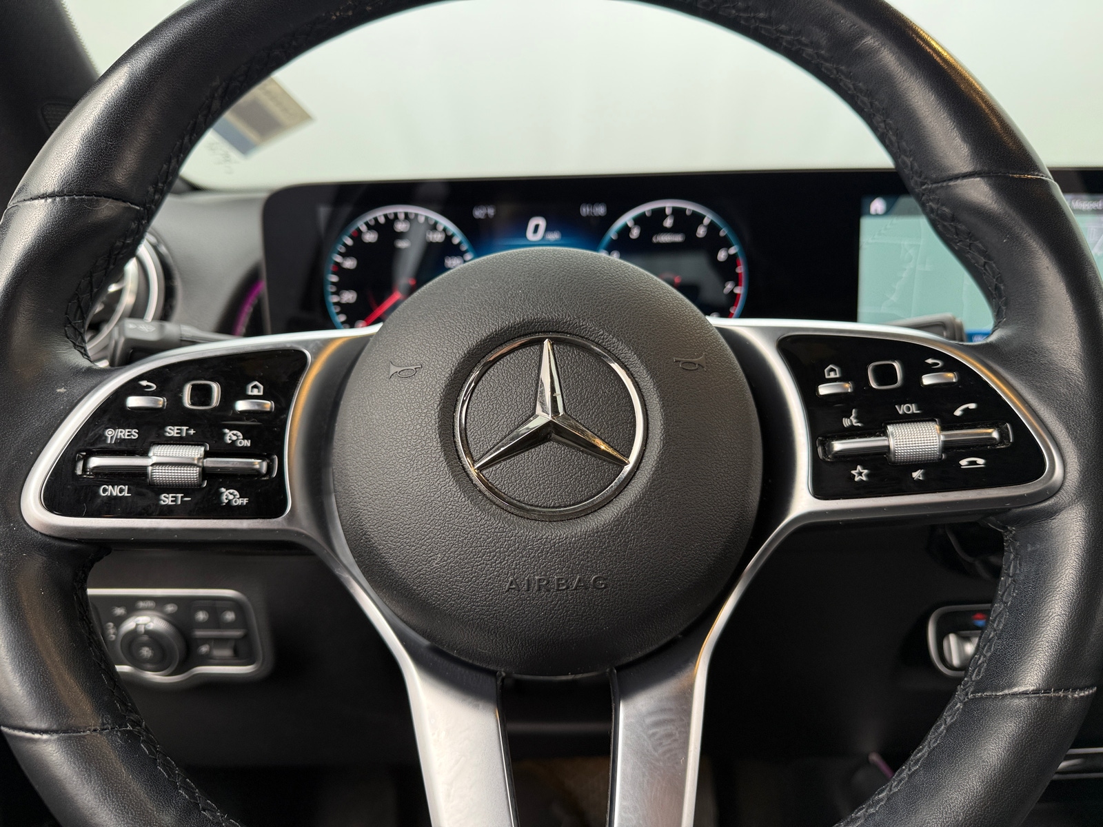 Thumbnail: 2022 Mercedes-Benz GLB - 4