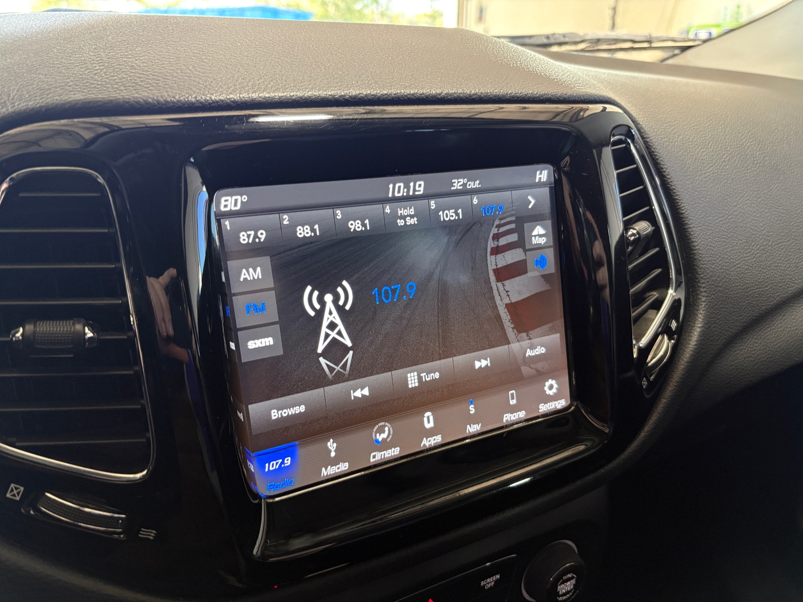 Thumbnail: 2019 Jeep Compass - 3