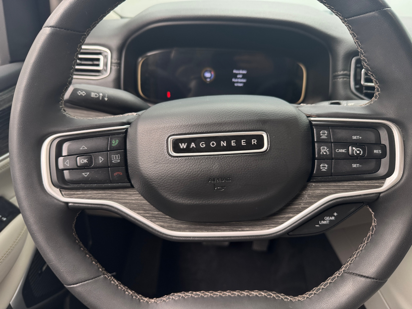 Thumbnail: 2022 Jeep Wagoneer - 4