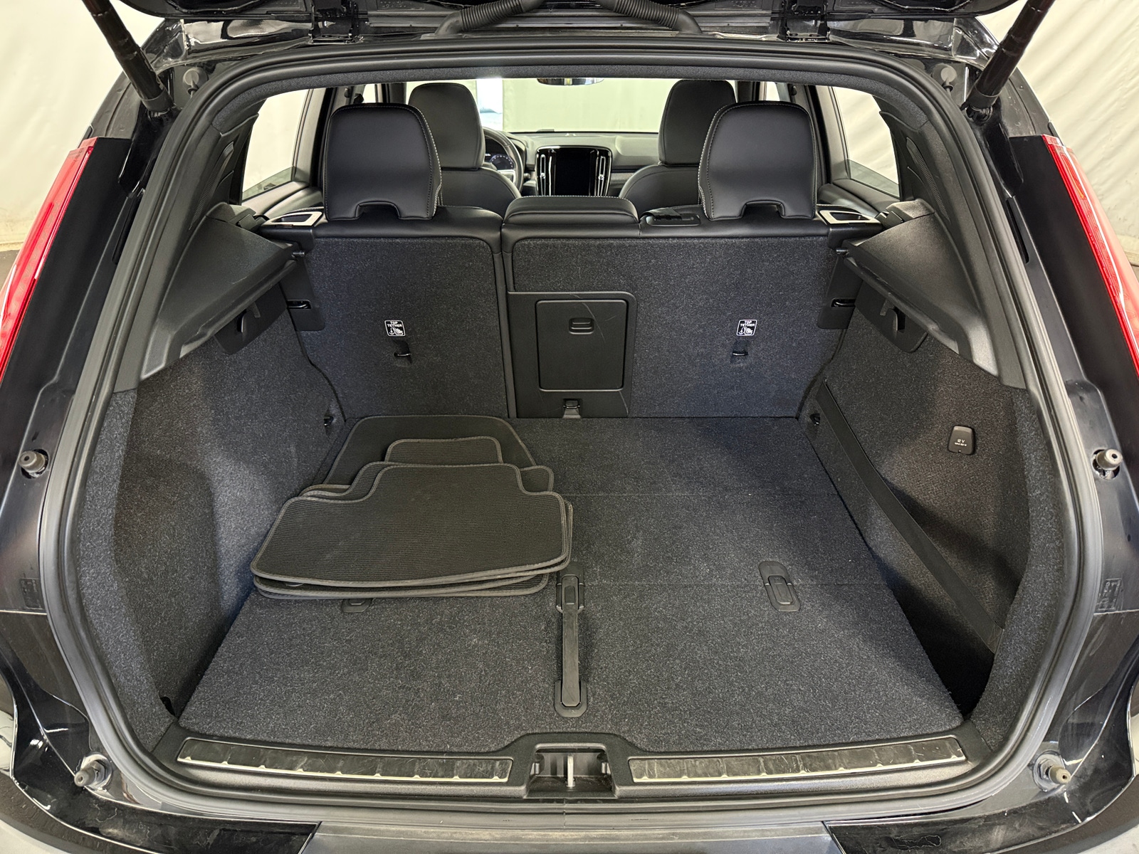 Thumbnail: 2021 Volvo XC40 - 6