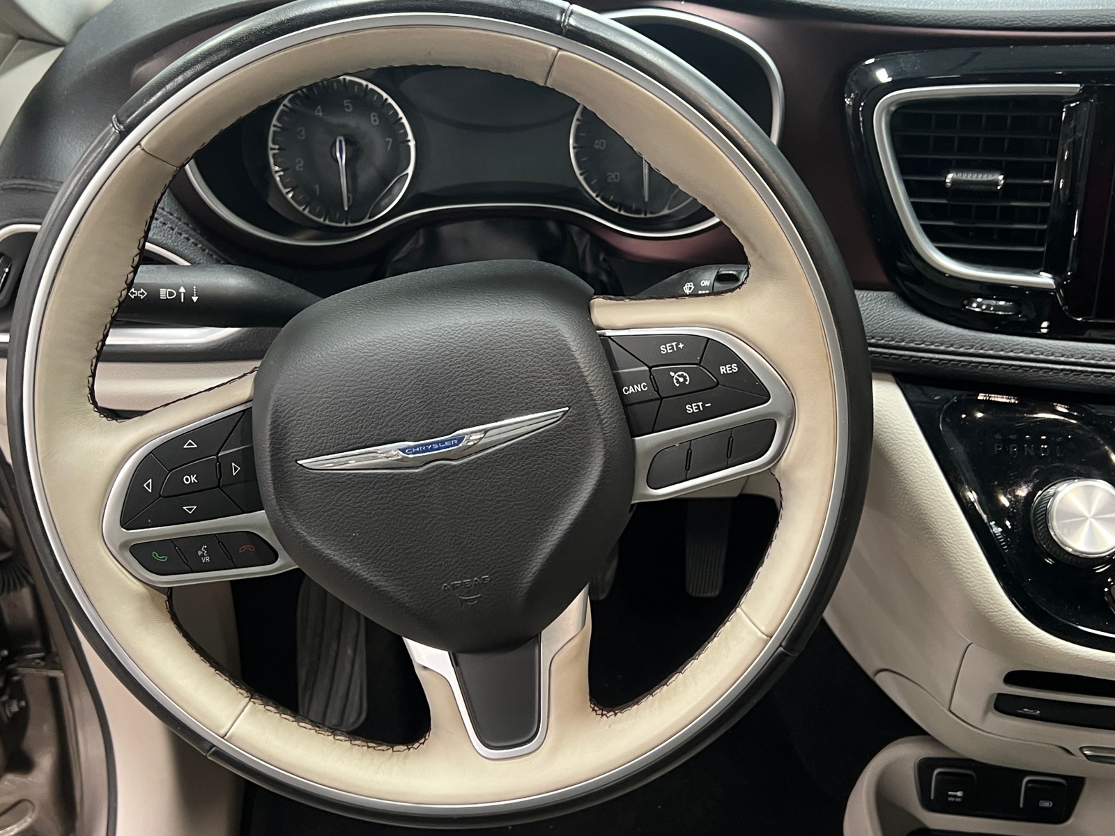 Thumbnail: 2017 Chrysler Pacifica - 4